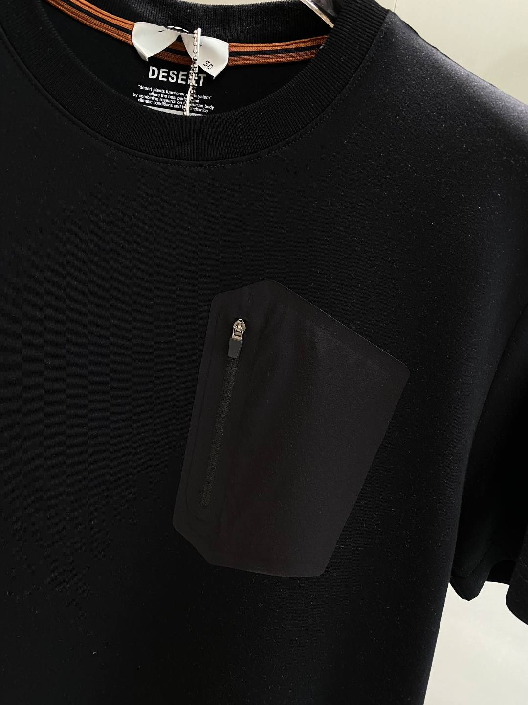 《𝙉𝙚𝙬🤍🖤鸟家》
2025新款首发专柜最新款短袖圆领T恤 高端订制 设计前卫时尚！品牌logo重工艺设