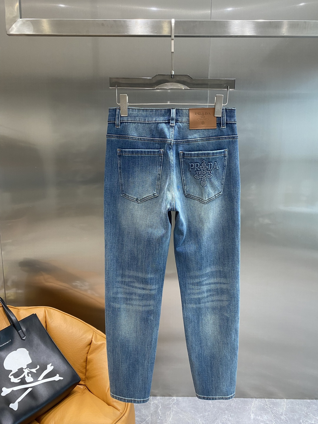 NO:527876,'Pujia' The latest jeans in autumn and winter, popular counters, taste and value sharing, very comfortable to wear, low-key and luxurious, very classy when worn, no need to say much about the style and cutting of the pants, exquisite and vivid upper body. A truly first-class top-notch material. A truly palace-grade casual pants, using Turkish cotton, produce the most famous tannin cloth, which is of high quality. It is heavy washing, making the pants very soft. The straight-footed style is not picky. The upper body is absolutely stylish and extremely luxurious!  Number of codes 29-36 the next day, prada, jeans, alexander wang19860909《普家》 秋冬最新品牛仔裤 专柜热销款 品味与价值共享 身穿着非常舒适 低调不失奢华 穿出去非常有档次,裤型款式和裁剪亦无需多言 上身精致跃然.真正一等一顶级质料 真正殿堂级的休闲裤,选用土耳其的棉花 生产出最有名的单宁布品质卓然 经过重水洗使得裤子很柔软 直脚的版型 不挑人 上身绝对的有型 极度奢华！码数29-36隔天,,prada,jeans,alexander wang,Men's clothing