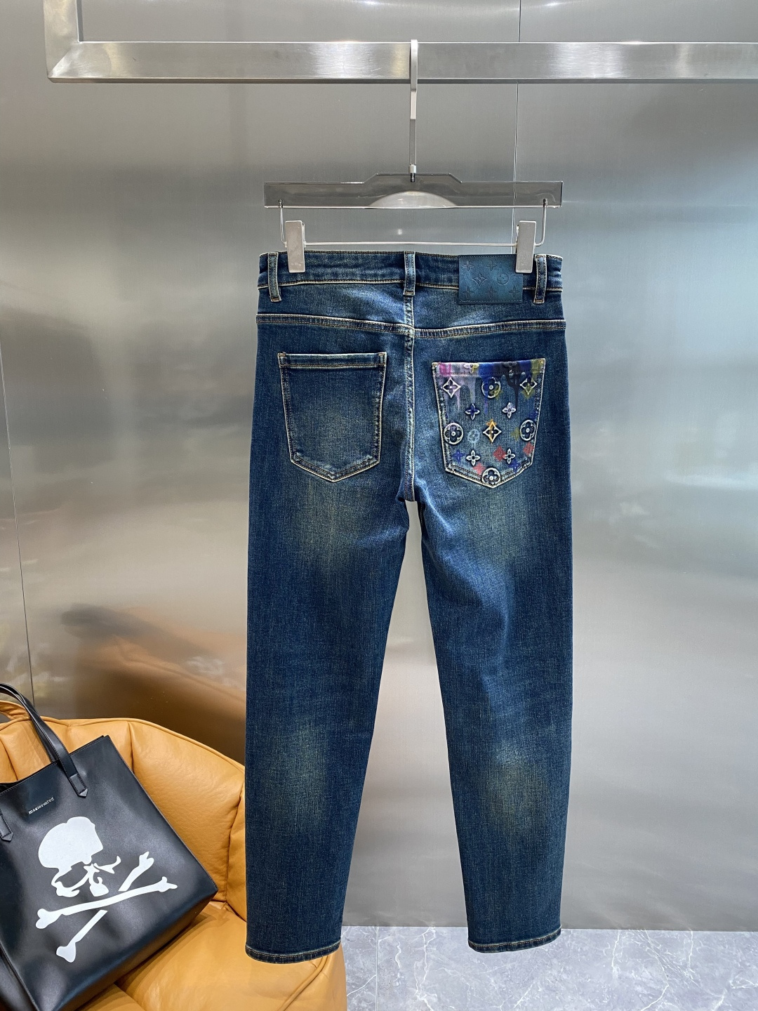 NO:527874,'Donkey Family' 25ss new jeans trend frontline, hot-selling counter models, taste and value sharing, very comfortable to wear, low-key and luxurious, very classy when worn, no need to say much about the trouser style and cutting, the upper body is exquisite and vivid. The truly first-class quality is a truly palace-level casual pants, using Turkish cotton, produce the most famous tannin cloth, excellent quality, heavy washing makes the pants very soft, not picky, the upper body is absolutely stylish, extremely luxurious!  Count 29-36 the next day, louis vuitton,louis vuitton,jeans,alexander wang19860909《驴家》 25ss新品牛仔裤潮流前线 专柜热销款 品味与价值共享 身穿着非常舒适 低调不失奢华 穿出去非常有档次,裤型款式和裁剪亦无需多言 上身精致跃然.真正一等一顶级质料 真正殿堂级的休闲裤,选用土耳其的棉花 生产出最有名的单宁布 品质卓然 经过重水洗使得裤子很柔软 不挑人 上身绝对的有型 极度奢华！码数29-36隔天,,louis vuitton,louis vuitton,jeans,alexander wang,Men's clothing