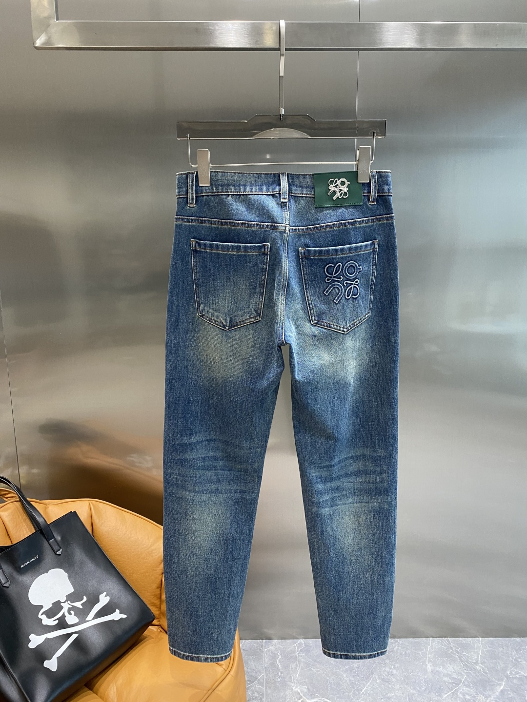 NO:527880,'Luo Family' 25ss new jeans trend frontline, hot-selling counter models, taste and value sharing, very comfortable to wear, low-key and luxurious, very classy when worn, no need to say much about the trouser style and cutting, the upper body is exquisite and vivid. The truly first-class quality is a truly palace-level casual pants, using Turkish cotton, produce the most famous tannin cloth, excellent quality, heavy washing makes the pants very soft, not picky, the upper body is absolutely stylish, extremely luxurious!  Count 29-36 the next day, loewe, jeans, alexander wang19860909《罗家》 25ss新品牛仔裤潮流前线 专柜热销款 品味与价值共享 身穿着非常舒适 低调不失奢华 穿出去非常有档次,裤型款式和裁剪亦无需多言 上身精致跃然.真正一等一顶级质料 真正殿堂级的休闲裤,选用土耳其的棉花 生产出最有名的单宁布 品质卓然 经过重水洗使得裤子很柔软 不挑人 上身绝对的有型 极度奢华！码数29-36隔天,,loewe,jeans,alexander wang,Men's clothing