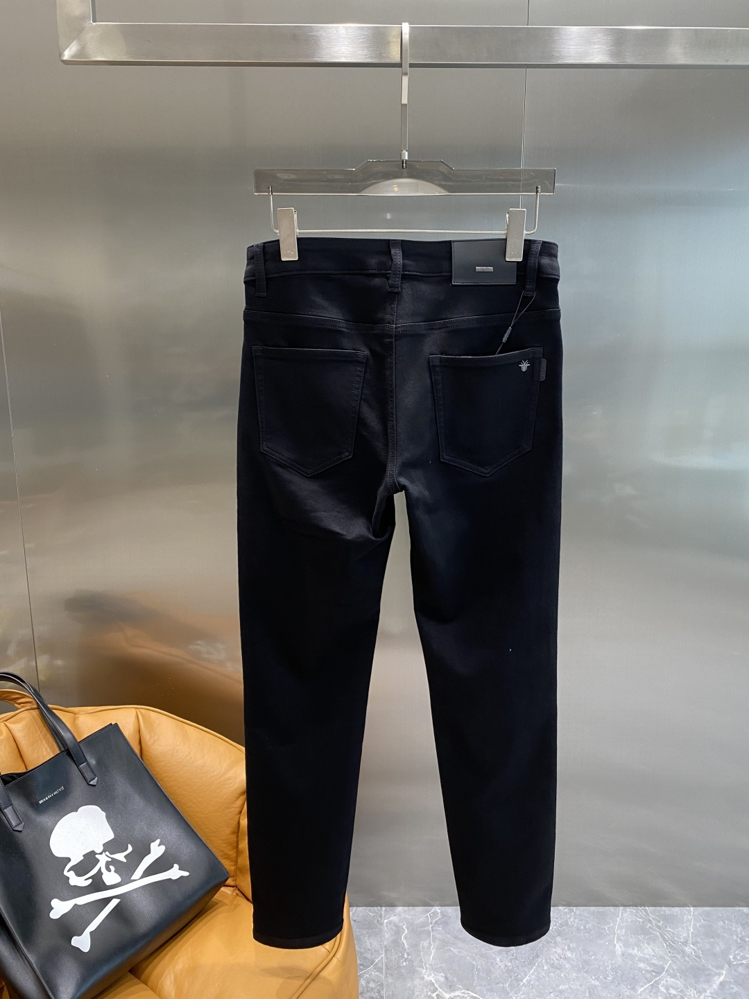 NO:527878,'Dijia' The latest jeans in autumn and winter, hot-selling counters, taste and value sharing, very comfortable to wear, low-key and luxurious, very classy when worn, no need to say much about the style and cutting of the pants, exquisite and vivid upper body. A truly first-class top-notch material. A truly palace-grade casual pants, using Turkish cotton, produce the most famous tannin cloth, which is of high quality. It is heavy washing, making the pants very soft. The straight-footed style is not picky. The upper body is absolutely stylish and extremely luxurious!  29-36 next day, dior jeans alexander wang19860909《迪家》 秋冬最新品牛仔裤 专柜热销款 品味与价值共享 身穿着非常舒适 低调不失奢华 穿出去非常有档次,裤型款式和裁剪亦无需多言 上身精致跃然.真正一等一顶级质料 真正殿堂级的休闲裤,选用土耳其的棉花 生产出最有名的单宁布品质卓然 经过重水洗使得裤子很柔软 直脚的版型 不挑人 上身绝对的有型 极度奢华！码数29-36隔天,,dior,jeans,alexander wang,Men's clothing