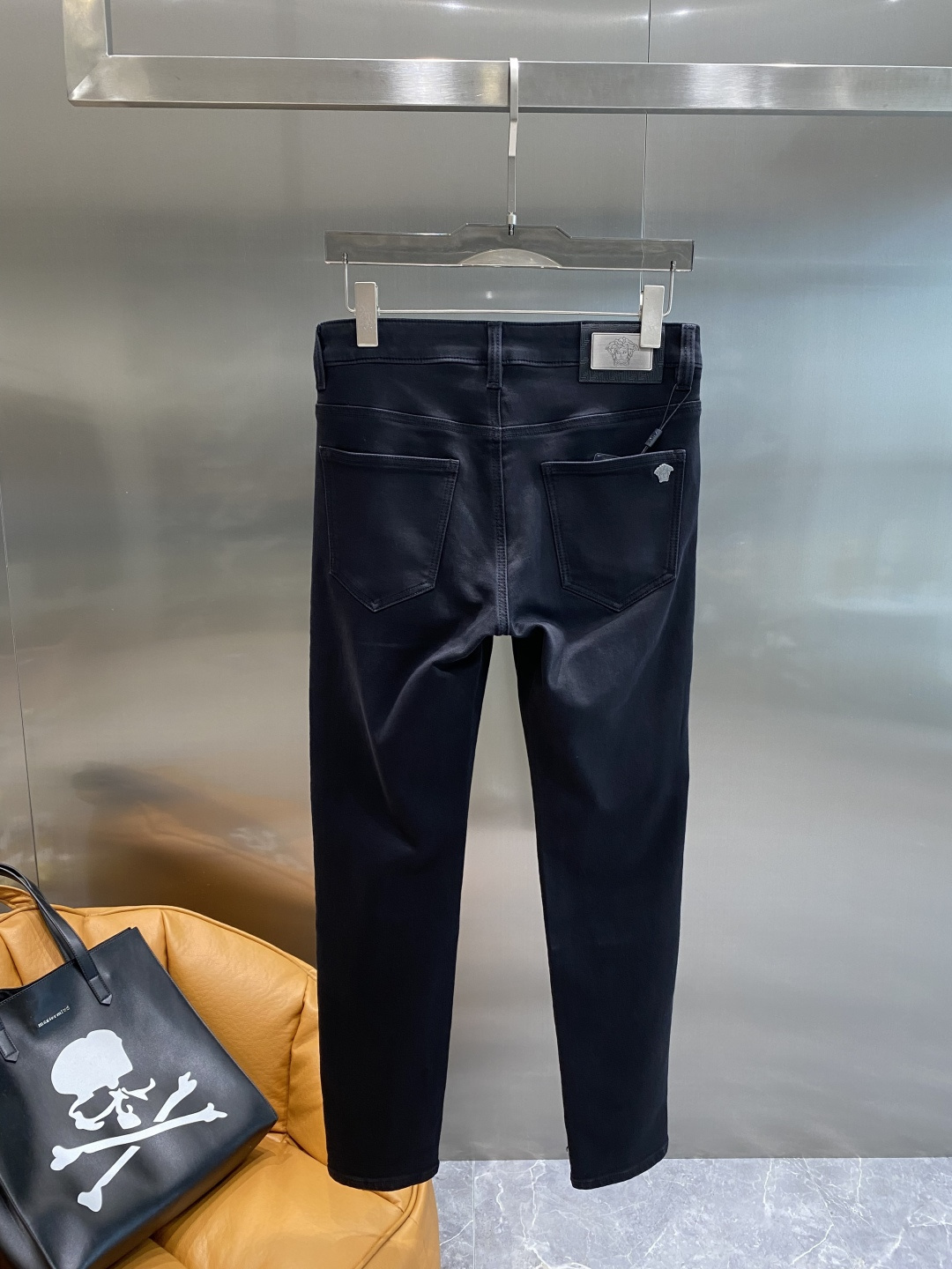 NO:527881,'Fan Family' The latest jeans in autumn and winter, popular counters, taste and value sharing, very comfortable to wear, low-key and luxurious, very classy when worn, no need to say much about the style and cutting of the pants, exquisite and vivid upper body. A truly first-class top-notch material. A truly palace-grade casual pants, using Turkish cotton, produce the most famous tannin cloth with excellent quality. It has heavy washing, making the pants very soft. The straight-footed style is not picky. The upper body is absolutely stylish and extremely luxurious!  Number of 29-36 the next day, jeans, alexander wang19860909《范家》 秋冬最新品牛仔裤 专柜热销款 品味与价值共享 身穿着非常舒适 低调不失奢华 穿出去非常有档次,裤型款式和裁剪亦无需多言 上身精致跃然.真正一等一顶级质料 真正殿堂级的休闲裤,选用土耳其的棉花 生产出最有名的单宁布品质卓然 经过重水洗使得裤子很柔软 直脚的版型 不挑人 上身绝对的有型 极度奢华！码数29-36隔天,,jeans,alexander wang,Men's clothing