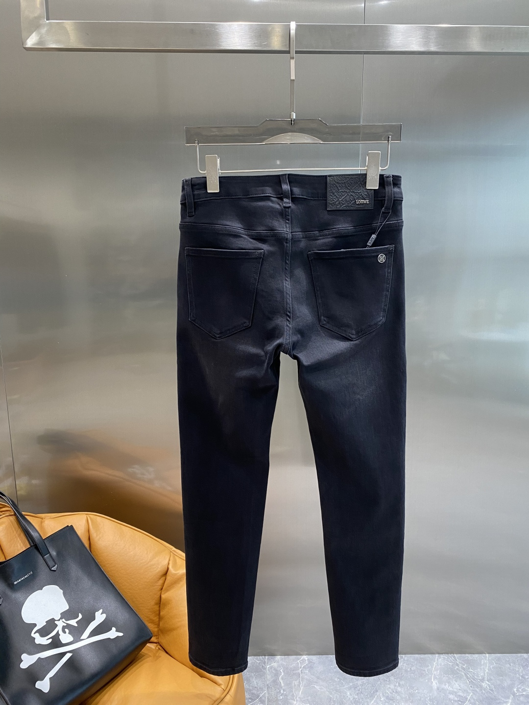 NO:514730,'Luo Family' 25ss autumn and winter denim is a super stylish jeans, customized original washing denim fabric, unique design, top-grade craft letter pattern logo, original hardware and auxiliary decoration, extremely superior jeans, the materials and craftsmanship are extremely luxurious and exquisite, the grade is extremely high, and the upper body is handsome and stylish!  Count 29-36 the next day, loewe, jeans, alexander wang19860909《罗家》 25ss秋冬牛仔 超级有范儿的一款牛仔裤,定制原版水洗牛仔面料,独特设计,顶级工艺字母图案logo,原版五金辅料装饰,极为翘楚的一款牛仔裤,用料与工艺都极致奢华精湛,档次极高,上身帅气有型！码数29-36隔天,,loewe,jeans,alexander wang,Men's clothing