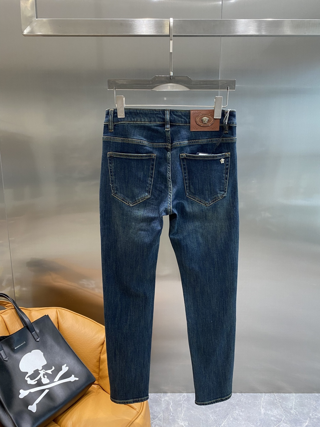 NO:514728,'Fan Family' 25ss autumn and winter denim is a super stylish jeans, customized original washing denim fabric, unique design, top-grade craft letter pattern logo, original hardware and auxiliary decoration, extremely top-notch jeans, the materials and craftsmanship are extremely luxurious and exquisite, the grade is extremely high, and the upper body is handsome and stylish!  Number of 29-36 the next day, jeans, alexander wang19860909《范家》 25ss秋冬牛仔 超级有范儿的一款牛仔裤,定制原版水洗牛仔面料,独特设计,顶级工艺字母图案logo,原版五金辅料装饰,极为翘楚的一款牛仔裤,用料与工艺都极致奢华精湛,档次极高,上身帅气有型！码数29-36隔天,,jeans,alexander wang,Men's clothing