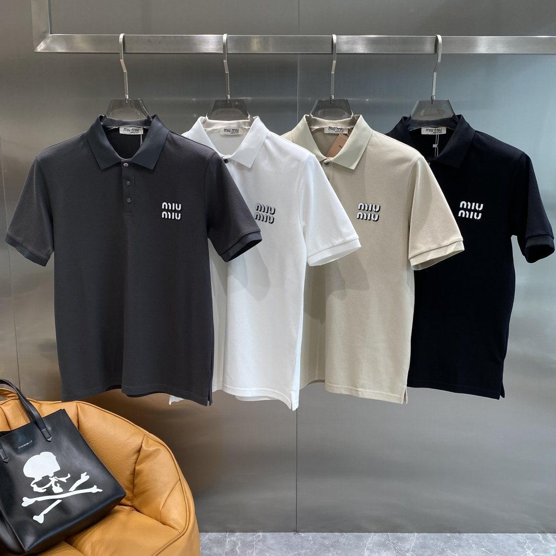 NO:514729,'MIU Home' 2025 Men's Business and Casual Solid Color Lapel Short Sleeve POLO Shirt #Customer supplies imported bead floor cotton fabrics, selected high-quality long velvet cotton raw materials, the fabric attributes are all excellent, the mesh structure is delicate and natural, after washing, the texture becomes more affinity, the comfort and breathability are perfect, the touch experience is self-evident, POLO Shirt Size M-3XL the next day,,miumiu, T-shirt, alexander wang19860909《MIU家》 2025男士商务休闲纯色翻领短袖POLO衫#客供进口珠地棉面料,甄选上等长绒棉花原料,面料属性皆为上乘,网眼结构细腻自然,经过水洗后,肌理变得更具亲和力,舒适性与透气性完美兼备,触感体验不言而喻,POLO衫 尺码M-3XL隔天,,miumiu,T-shirt,alexander wang,Men's clothing