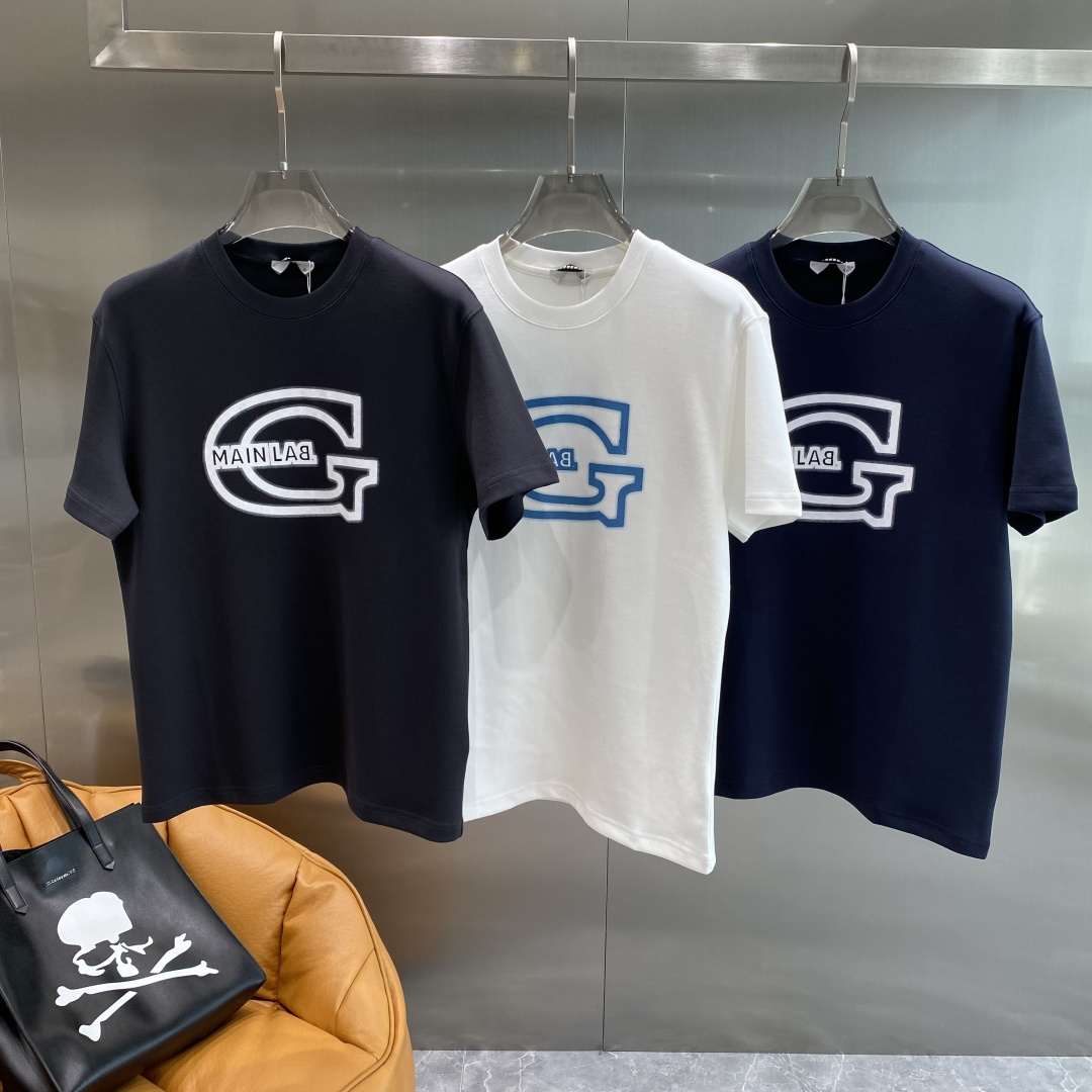 NO:514739,'Bal Family' 25SS new first-time counter latest round neck short sleeves, high-end customization, avant-garde and fashionable design!  Brand logo heavy craft design, high-end customized Xinjiang long velvet cotton fabric. It feels soft and comfortable to wear. The counter-level exquisite car line is fine. The workmanship is exquisite. The upper body effect is invincible and handsome!  A must-have item for handsome men!  Code number M-3XL the next day, T-shirt, alexander wang19860909《巴尔家》 25SS新款首发专柜最新款圆领短袖 高端订制 设计前卫时尚！品牌logo重工艺设计 高端定制新疆长绒棉面料.手感柔软.穿着舒适.专柜级别精致车线.做工精细.上身效果无敌帅气！型男必备单品！码数M-3XL隔天,,T-shirt,alexander wang,Men's clothing