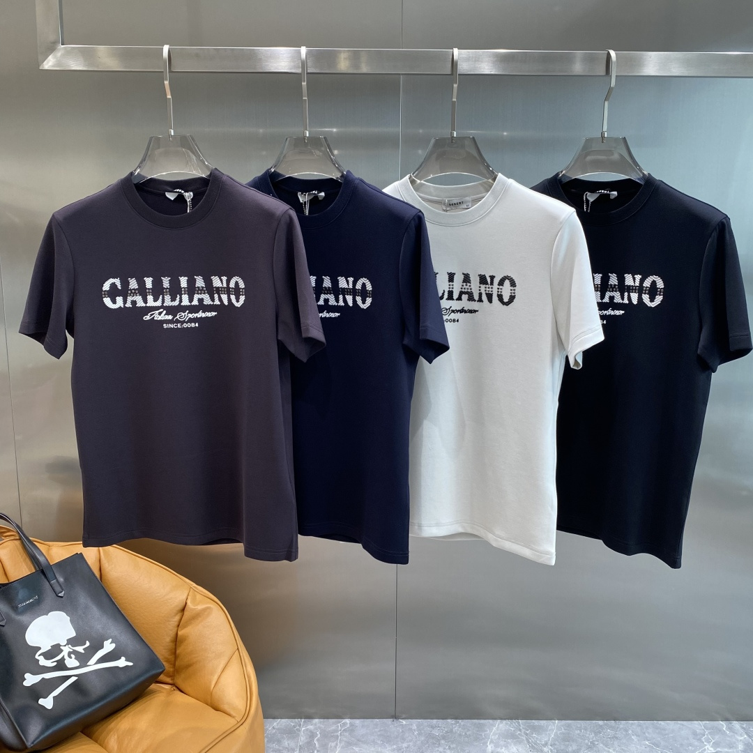 NO:514738,'CALL Home' 25SS Spring and Summer New Style First Counter New Round Neck Short Sleeve, High-end Customization, Avant-garde and Fashionable Design!  Brand logo heavy craft design, high-end customized Xinjiang long velvet cotton fabric. It feels soft and comfortable to wear. The counter-level exquisite car line is fine. The workmanship is exquisite. The upper body effect is invincible and handsome!  A must-have item for handsome men!  Color black. White. Number of code M-3XL the next day, louis vuitton, T-shirt, alexander wang19860909《CALL家》 25SS春夏新款首发专柜最新款圆领短袖 高端订制 设计前卫时尚！品牌logo重工艺设计 高端定制新疆长绒棉面料.手感柔软.穿着舒适.专柜级别精致车线.做工精细.上身效果无敌帅气！型男必备单品！颜色黑色.白色. 码数M-3XL隔天,,louis vuitton,T-shirt,alexander wang,Men's clothing