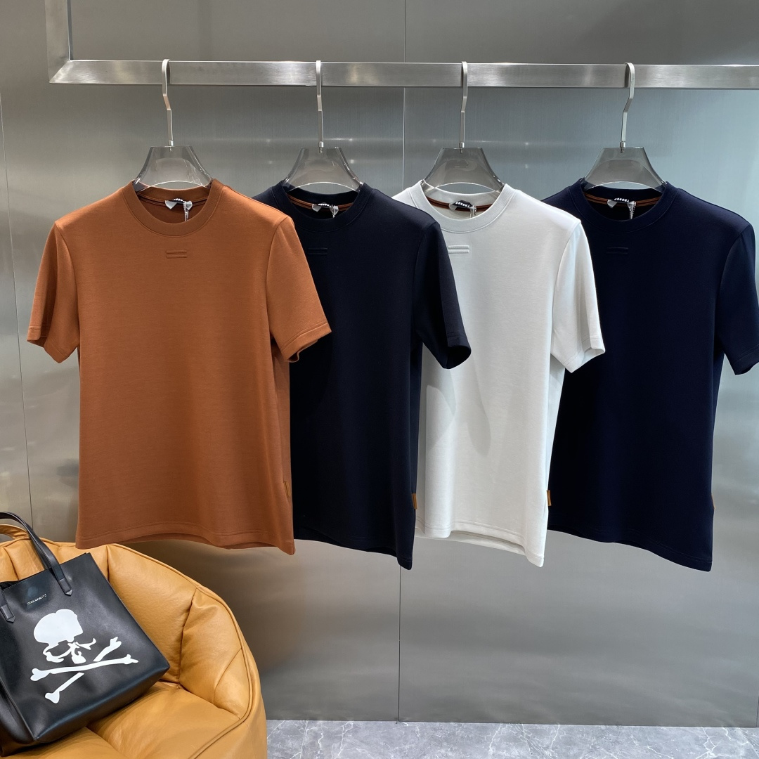 NO:514736,'Jennie's' 2025 new first-time counter latest short-sleeved round-neck T-shirt, high-end customization, avant-garde and fashionable design!  Brand logo heavy craft design, high-end customized mercerated long cotton fabric, soft feel, comfortable to wear, exquisite counter-level car line, fine workmanship, invincible and handsome upper body effect!  A must-have item for handsome men!  yard M-3XL the next day, zegna, T-shirt,tees, t-shirt,alexander wang19860909《杰尼家》 2025新款首发专柜最新款短袖圆领T恤 高端订制 设计前卫时尚！品牌logo重工艺设计 高端定制丝光长绒棉面料.手感柔软.穿着舒适.专柜级别精致车线.做工精细.上身效果无敌帅气！型男必备单品！ 码数M-3XL 隔天,,zegna,T-shirt,tees，t-shirt,alexander wang,Men's clothing