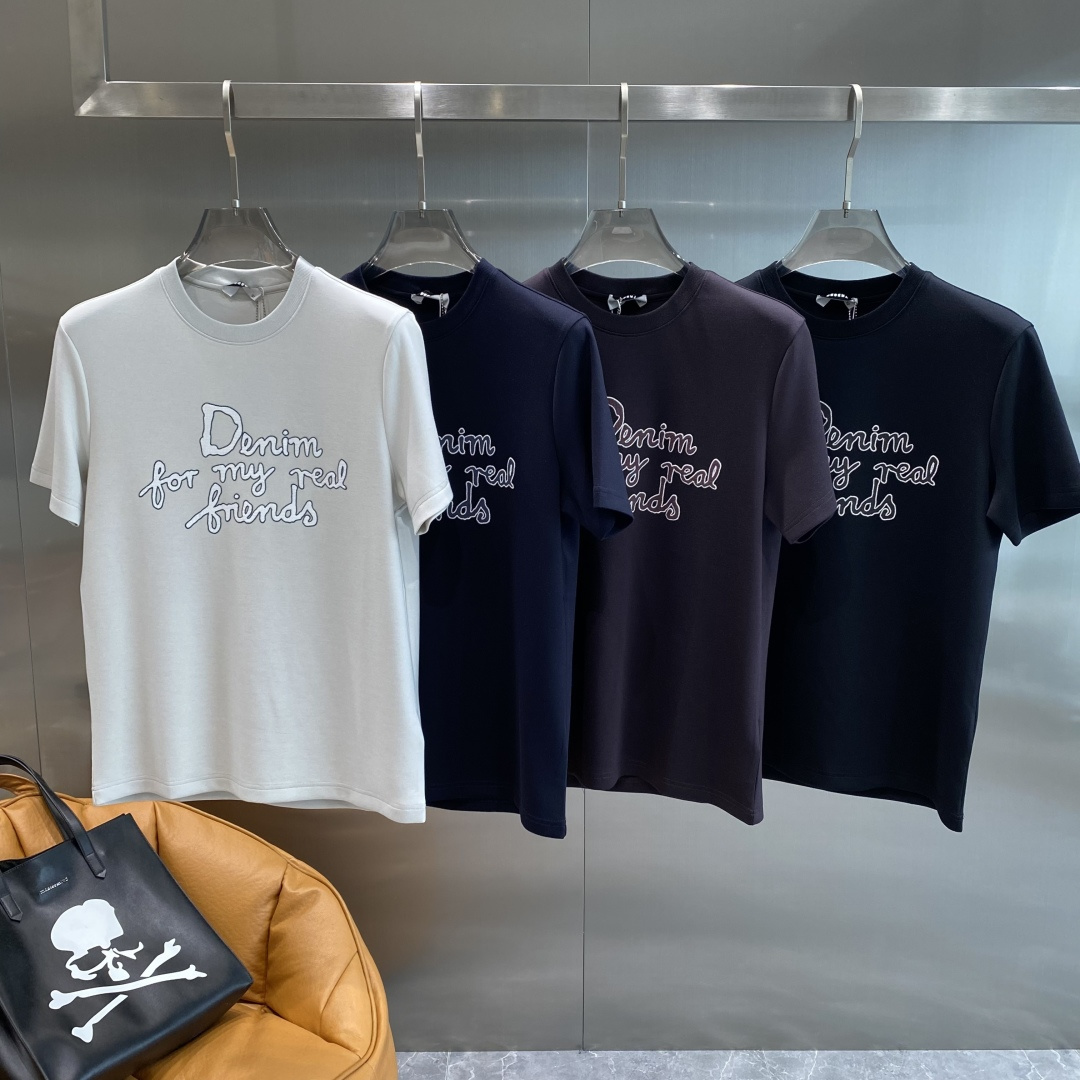 NO:514735,'Dijia' 2025 new first-time counter latest short-sleeved round-neck T-shirt, high-end customization, avant-garde and fashionable design!  Brand logo heavy craft design, high-end customized mercerated long cotton fabric, soft feel, comfortable to wear, exquisite counter-level car line, fine workmanship, invincible and handsome upper body effect!  A must-have item for handsome men!  Code number M-3XL the next day,dior,T-shirt,tees,t-shirt,alexander wang19860909《迪家》 2025新款首发专柜最新款短袖圆领T恤 高端订制 设计前卫时尚！品牌logo重工艺设计 高端定制丝光长绒棉面料.手感柔软.穿着舒适.专柜级别精致车线.做工精细.上身效果无敌帅气！型男必备单品！ 码数M-3XL 隔天,,dior,T-shirt,tees，t-shirt,alexander wang,Men's clothing