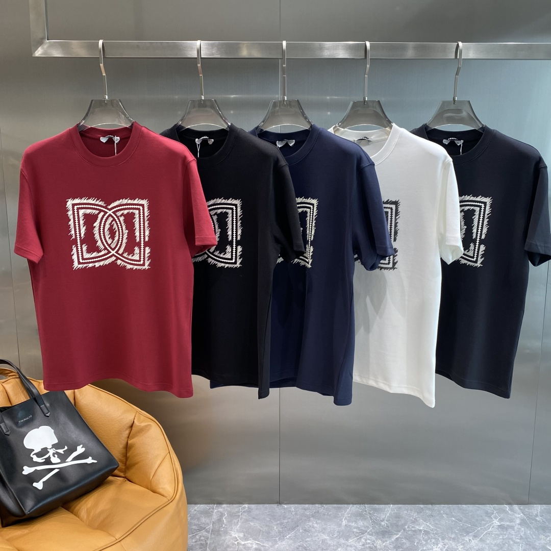 NO:514734,'DG Home' 2025 new first-time counter latest short-sleeved round-neck T-shirt, high-end customization, avant-garde and fashionable design!  Brand logo heavy craft design, high-end customized mercerated long cotton fabric, soft feel, comfortable to wear, exquisite counter-level car line, fine workmanship, invincible and handsome upper body effect!  A must-have item for handsome men!  Code number M-3XL The next day, gucci, T-shirt,tees, t-shirt,alexander wang19860909《DG家》 2025新款首发专柜最新款短袖圆领T恤 高端订制 设计前卫时尚！品牌logo重工艺设计 高端定制丝光长绒棉面料.手感柔软.穿着舒适.专柜级别精致车线.做工精细.上身效果无敌帅气！型男必备单品！ 码数M-3XL 隔天,,gucci,T-shirt,tees，t-shirt,alexander wang,Men's clothing