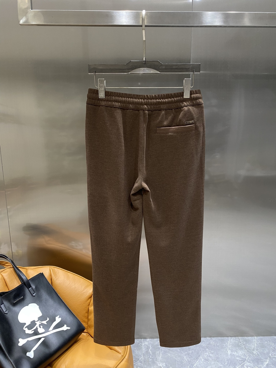 《𝙉𝙚𝙬🖤🤍lP🆕家》2025秋季卫裤，经典百搭 松紧腰小脚休闲运动裤！经典实穿的款式 前后标志织带点缀