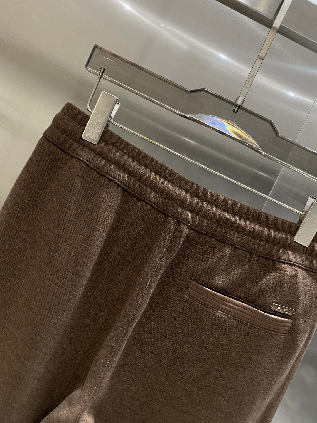 《𝙉𝙚𝙬🖤🤍lP🆕家》2025秋季卫裤，经典百搭 松紧腰小脚休闲运动裤！经典实穿的款式 前后标志织带点缀