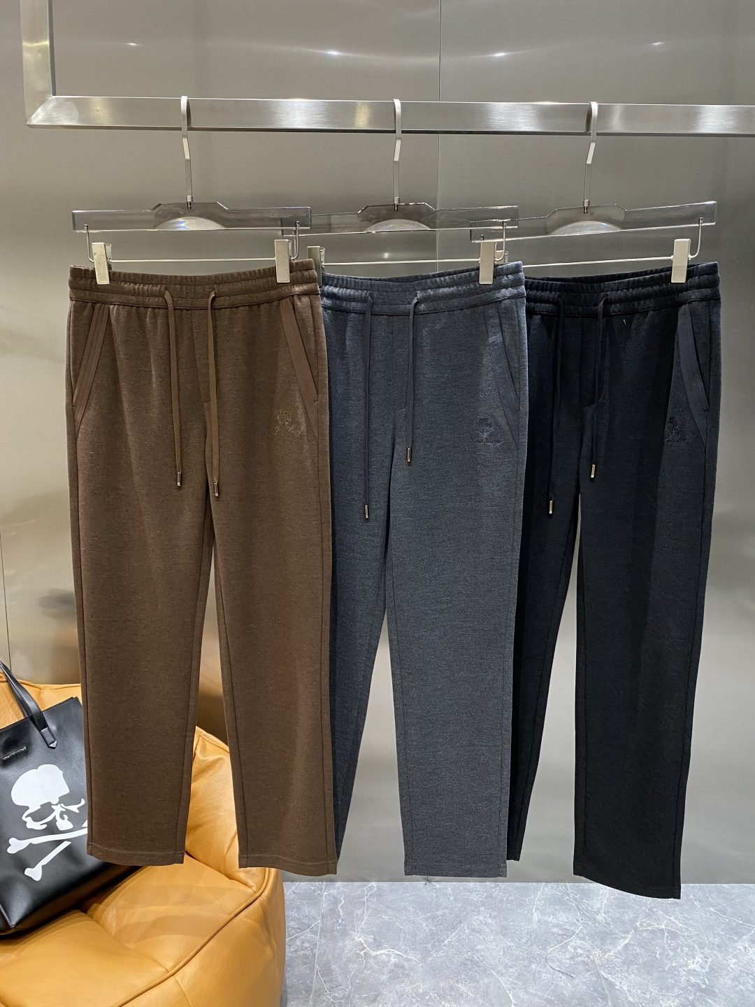 《𝙉𝙚𝙬🖤🤍lP🆕家》2025秋季卫裤，经典百搭 松紧腰小脚休闲运动裤！经典实穿的款式 前后标志织带点缀