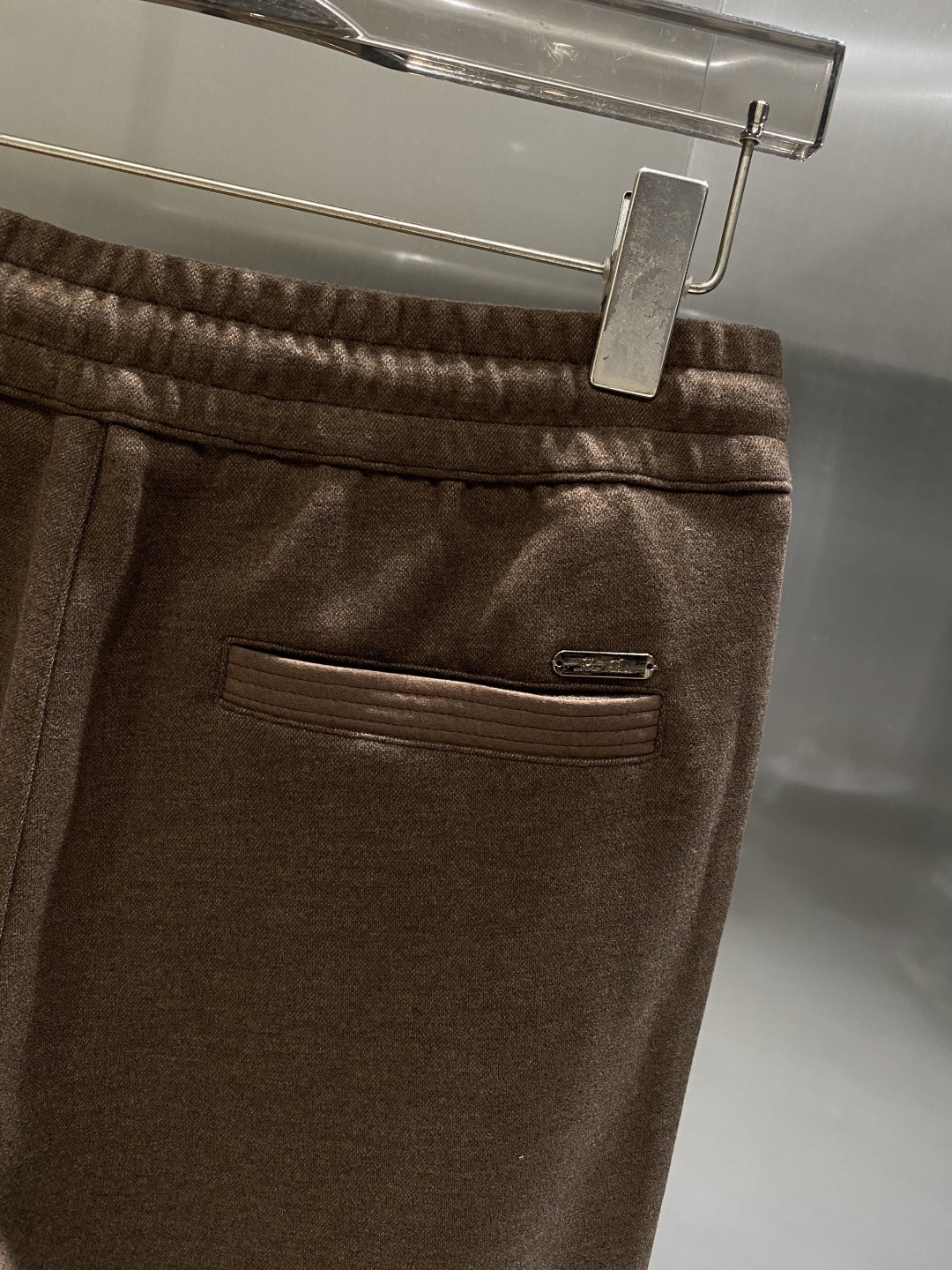 《𝙉𝙚𝙬🖤🤍lP🆕家》2025秋季卫裤，经典百搭 松紧腰小脚休闲运动裤！经典实穿的款式 前后标志织带点缀