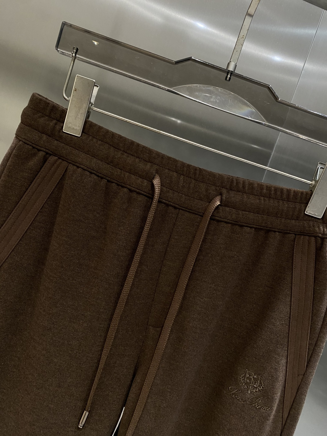 《𝙉𝙚𝙬🖤🤍lP🆕家》2025秋季卫裤，经典百搭 松紧腰小脚休闲运动裤！经典实穿的款式 前后标志织带点缀