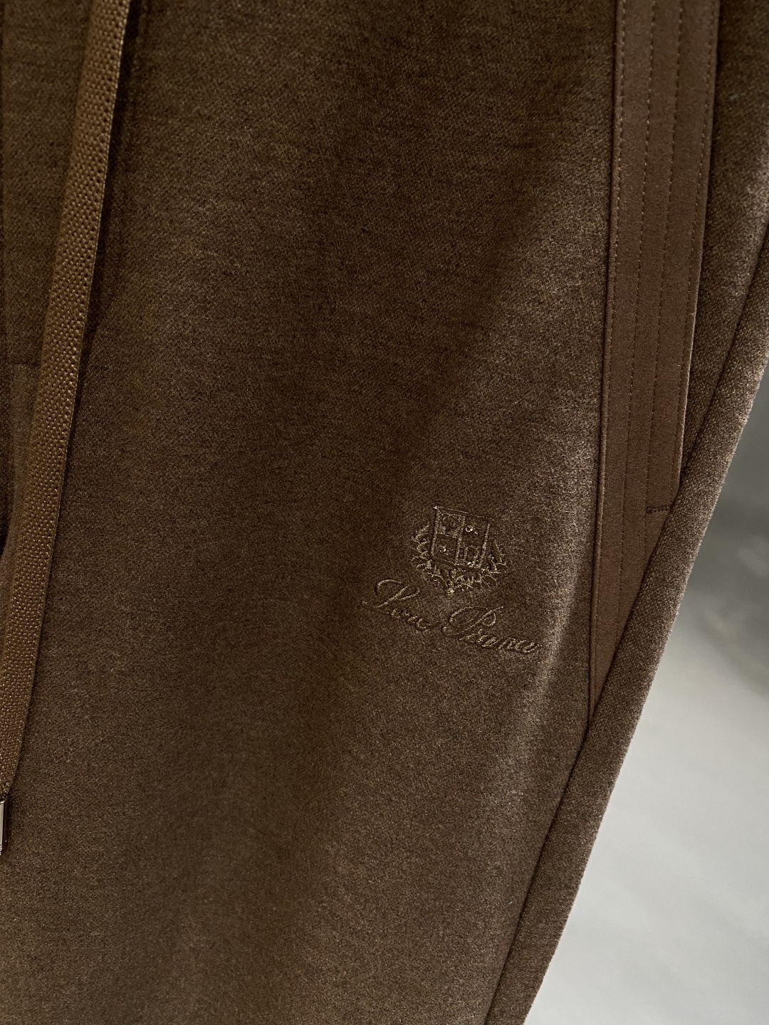 《𝙉𝙚𝙬🖤🤍lP🆕家》2025秋季卫裤，经典百搭 松紧腰小脚休闲运动裤！经典实穿的款式 前后标志织带点缀