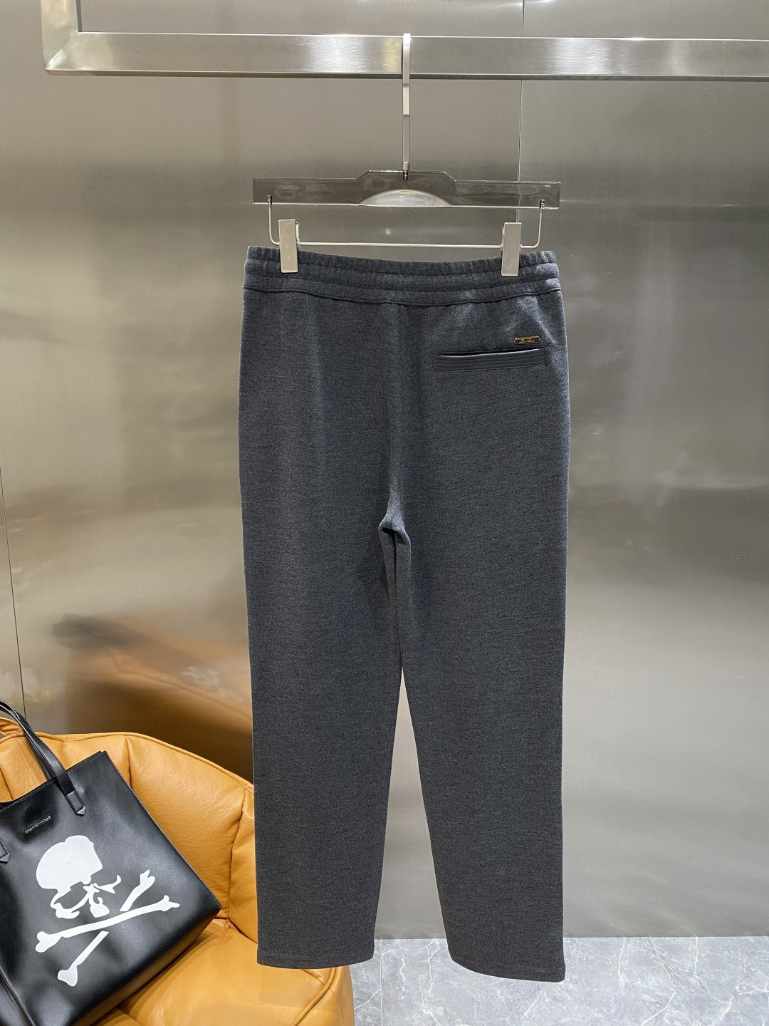 《𝙉𝙚𝙬🖤🤍lP🆕家》2025秋季卫裤，经典百搭 松紧腰小脚休闲运动裤！经典实穿的款式 前后标志织带点缀