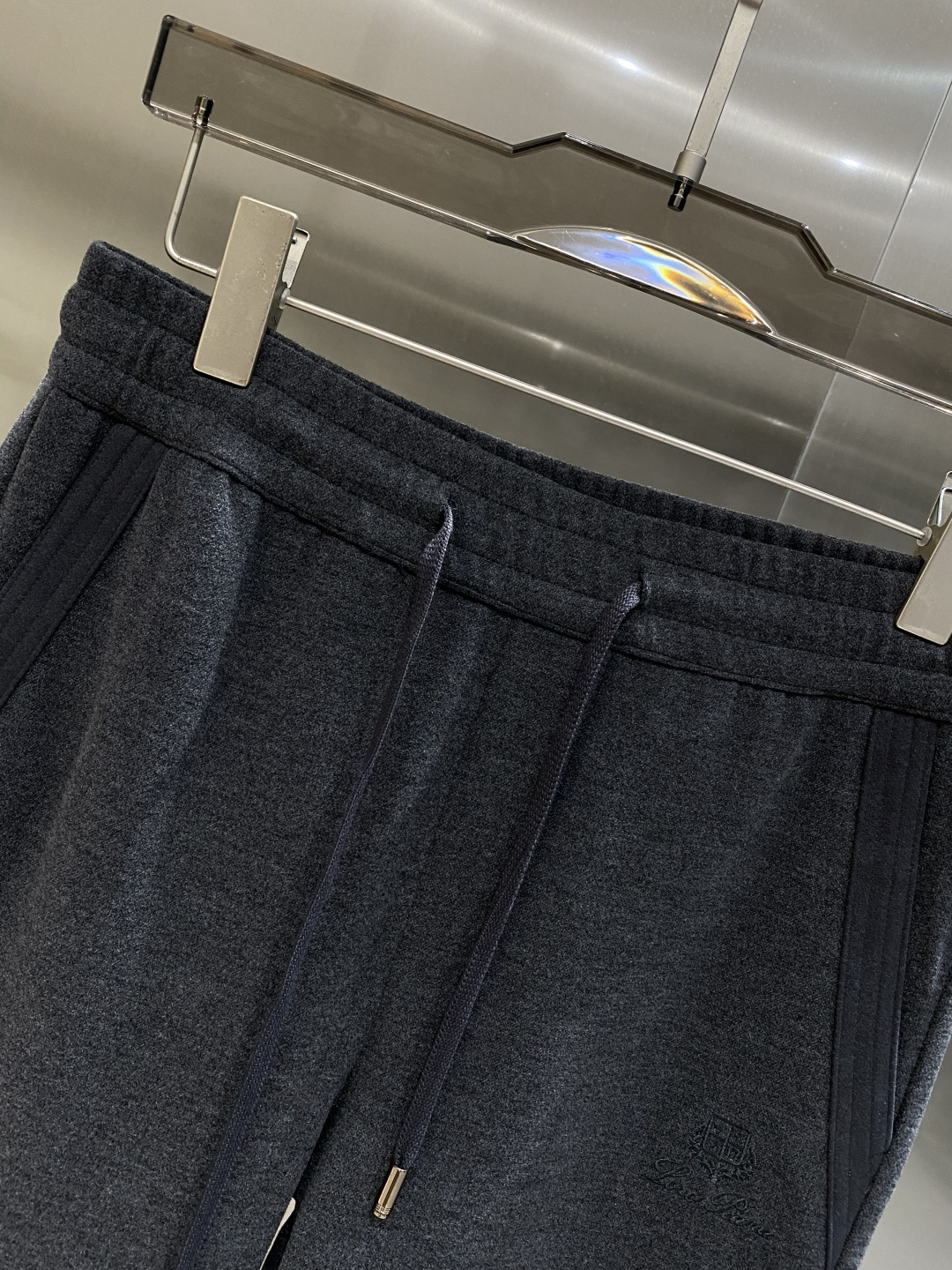 《𝙉𝙚𝙬🖤🤍lP🆕家》2025秋季卫裤，经典百搭 松紧腰小脚休闲运动裤！经典实穿的款式 前后标志织带点缀