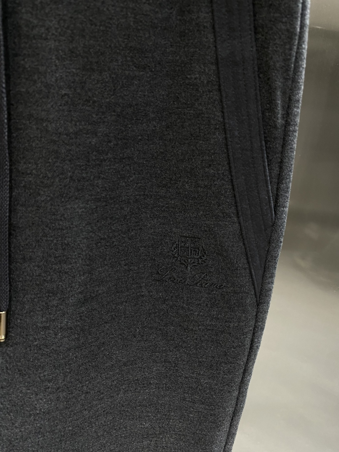 《𝙉𝙚𝙬🖤🤍lP🆕家》2025秋季卫裤，经典百搭 松紧腰小脚休闲运动裤！经典实穿的款式 前后标志织带点缀