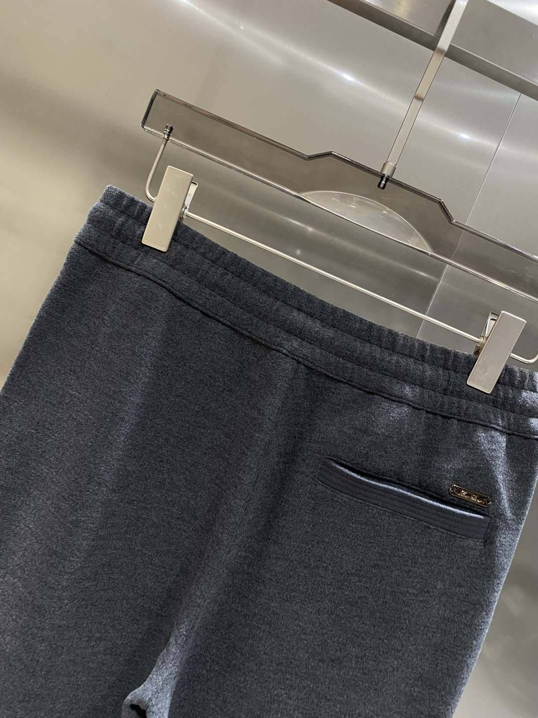 《𝙉𝙚𝙬🖤🤍lP🆕家》2025秋季卫裤，经典百搭 松紧腰小脚休闲运动裤！经典实穿的款式 前后标志织带点缀