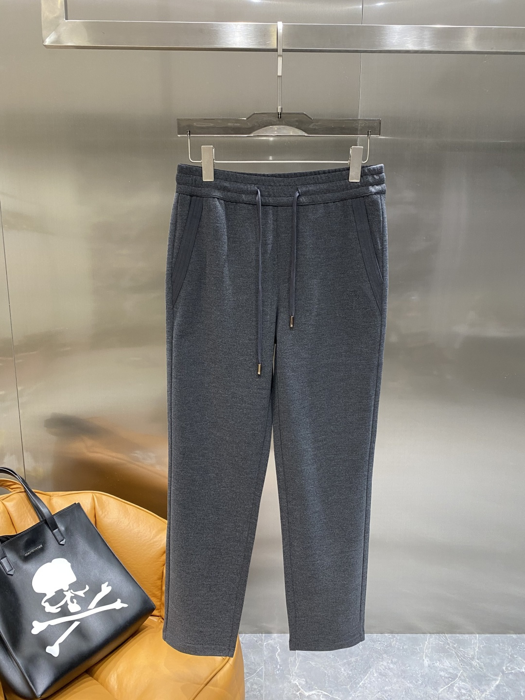 《𝙉𝙚𝙬🖤🤍lP🆕家》2025秋季卫裤，经典百搭 松紧腰小脚休闲运动裤！经典实穿的款式 前后标志织带点缀