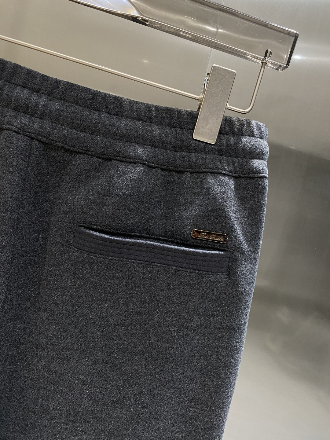 《𝙉𝙚𝙬🖤🤍lP🆕家》2025秋季卫裤，经典百搭 松紧腰小脚休闲运动裤！经典实穿的款式 前后标志织带点缀