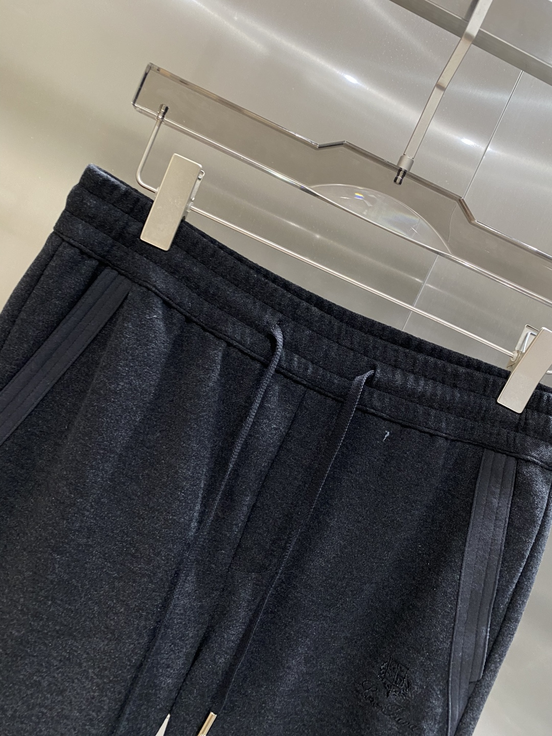 《𝙉𝙚𝙬🖤🤍lP🆕家》2025秋季卫裤，经典百搭 松紧腰小脚休闲运动裤！经典实穿的款式 前后标志织带点缀