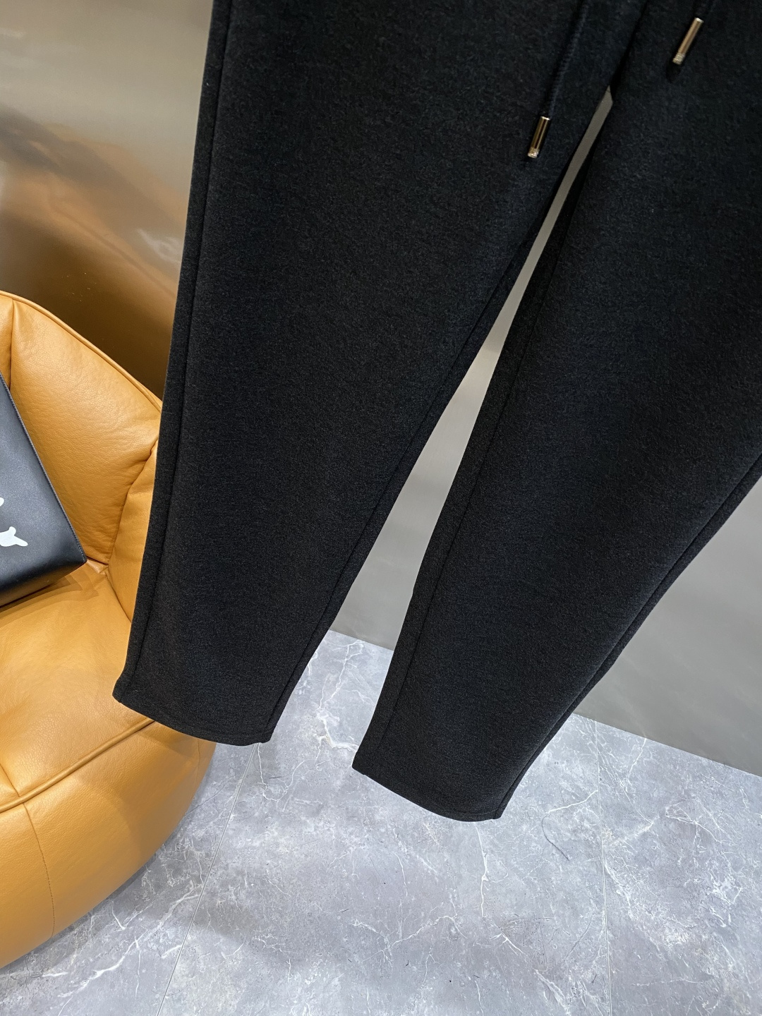 《𝙉𝙚𝙬🖤🤍lP🆕家》2025秋季卫裤，经典百搭 松紧腰小脚休闲运动裤！经典实穿的款式 前后标志织带点缀