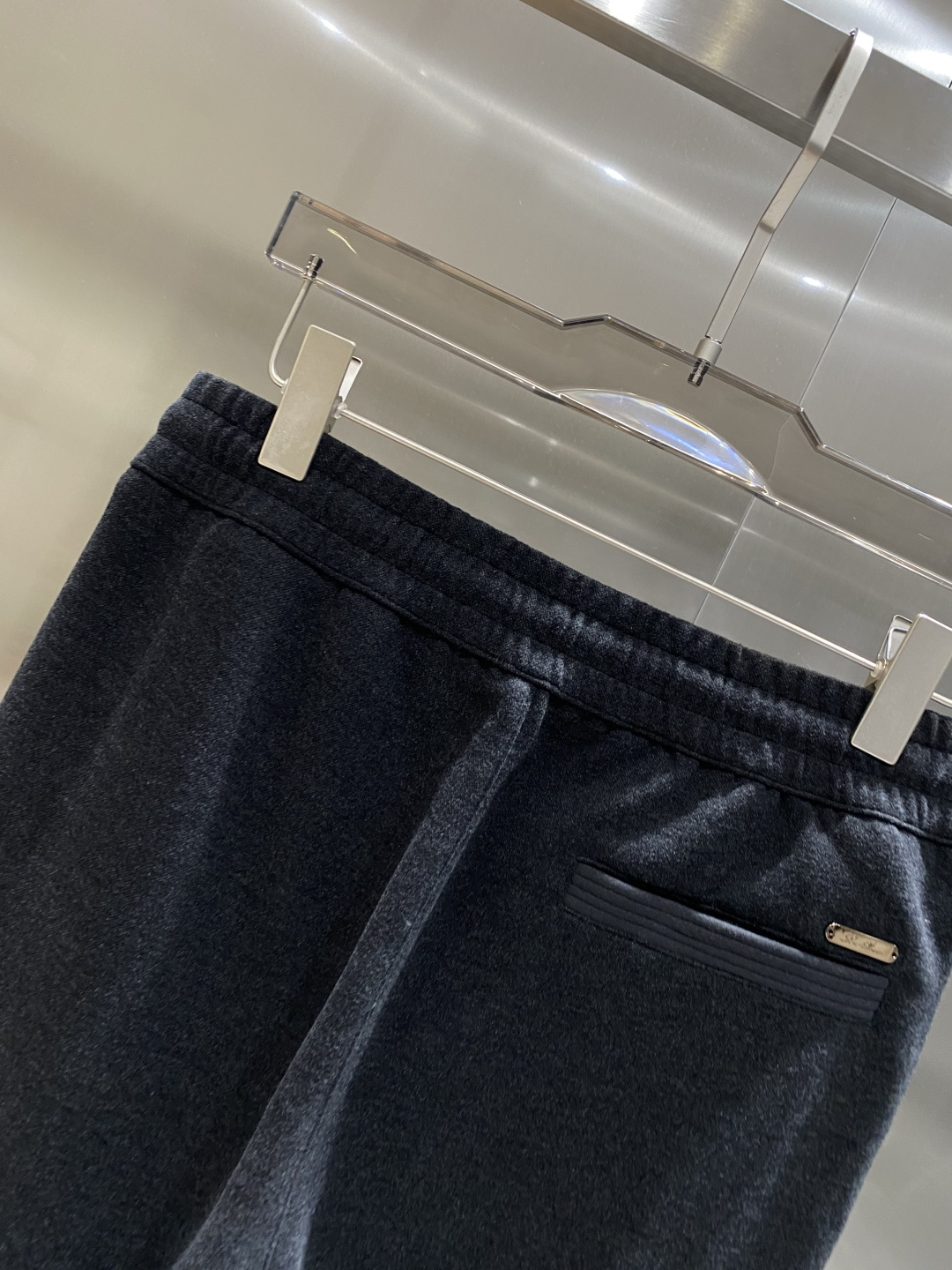 《𝙉𝙚𝙬🖤🤍lP🆕家》2025秋季卫裤，经典百搭 松紧腰小脚休闲运动裤！经典实穿的款式 前后标志织带点缀