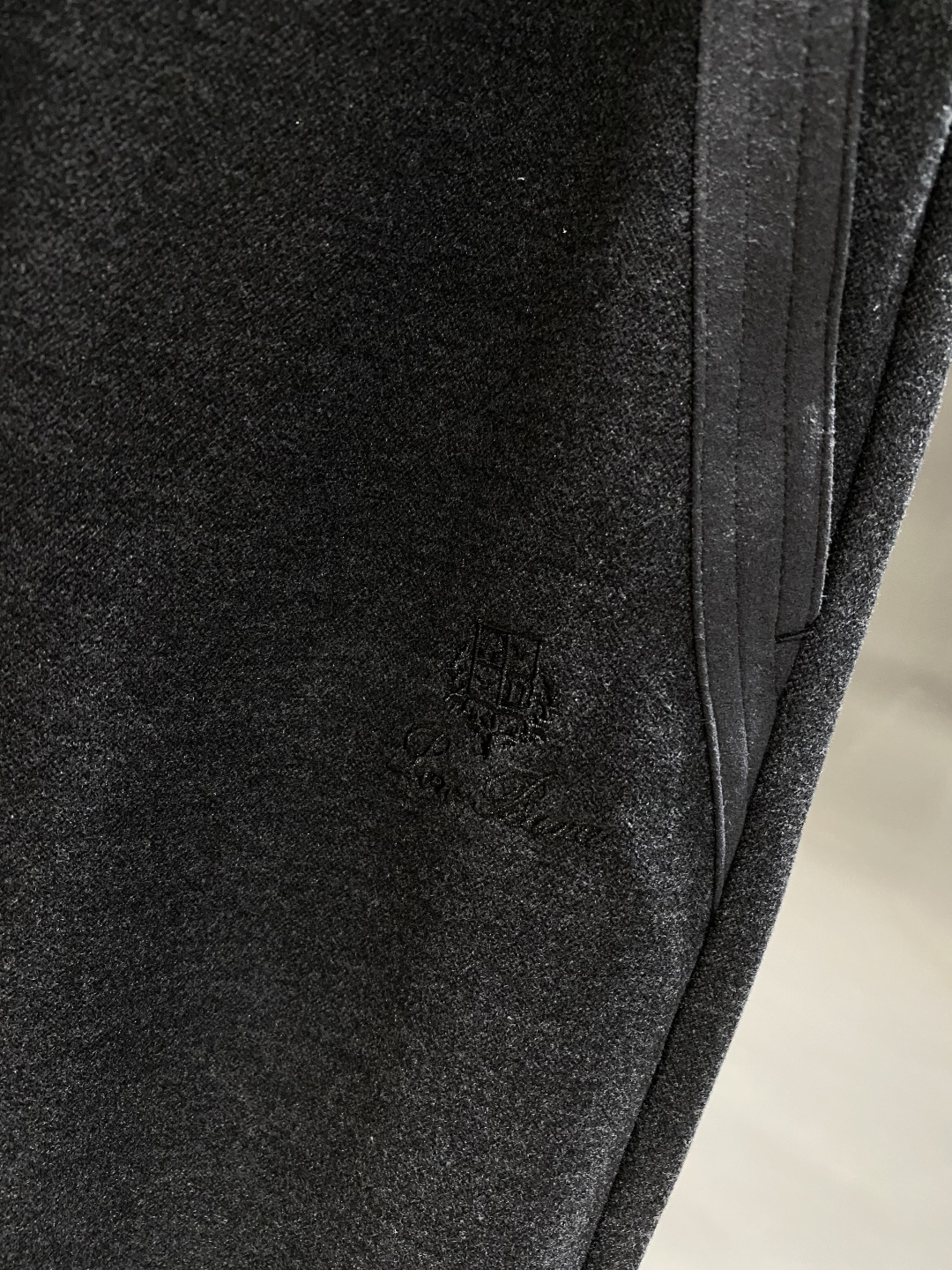 《𝙉𝙚𝙬🖤🤍lP🆕家》2025秋季卫裤，经典百搭 松紧腰小脚休闲运动裤！经典实穿的款式 前后标志织带点缀