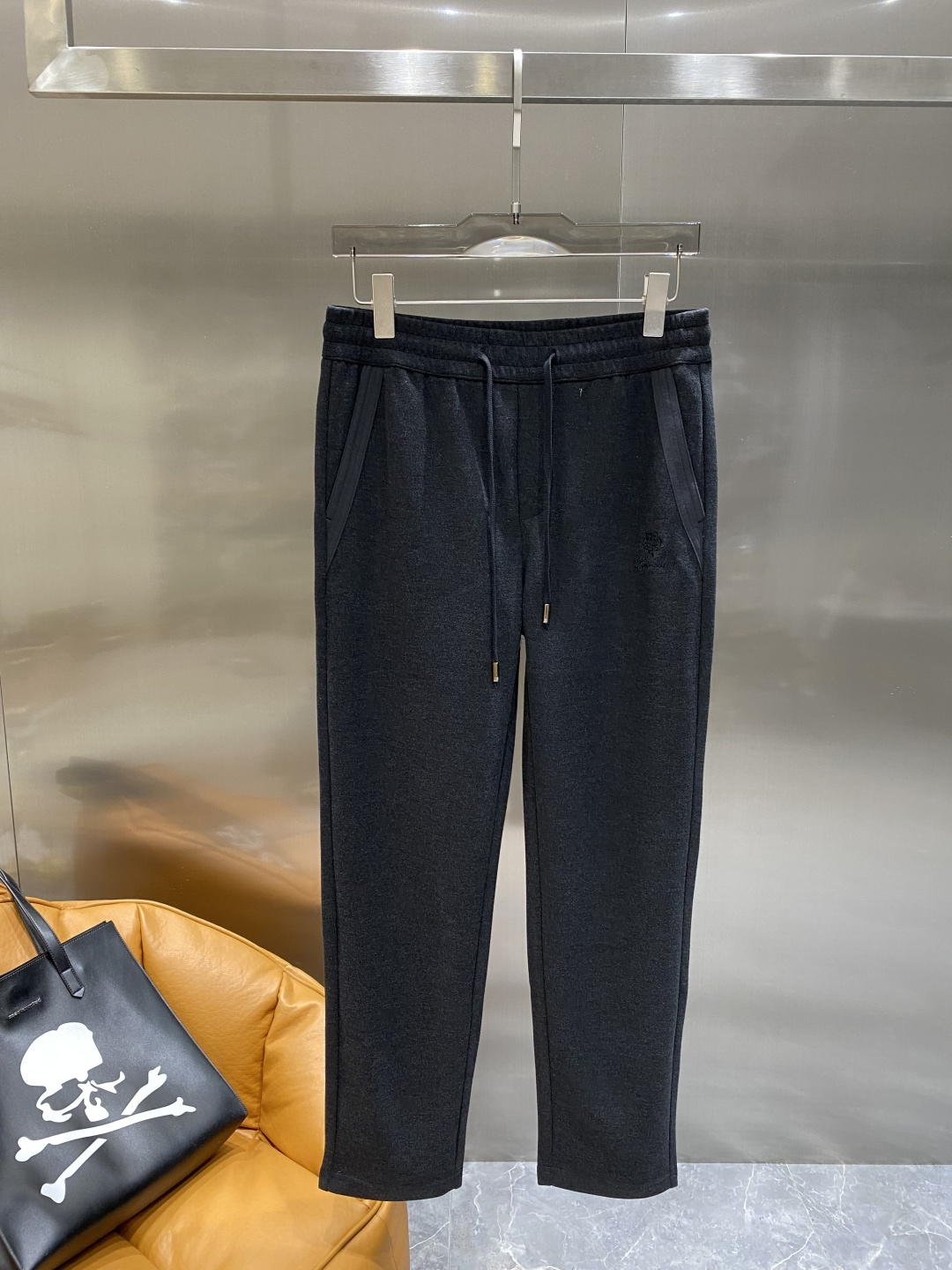 《𝙉𝙚𝙬🖤🤍lP🆕家》2025秋季卫裤，经典百搭 松紧腰小脚休闲运动裤！经典实穿的款式 前后标志织带点缀