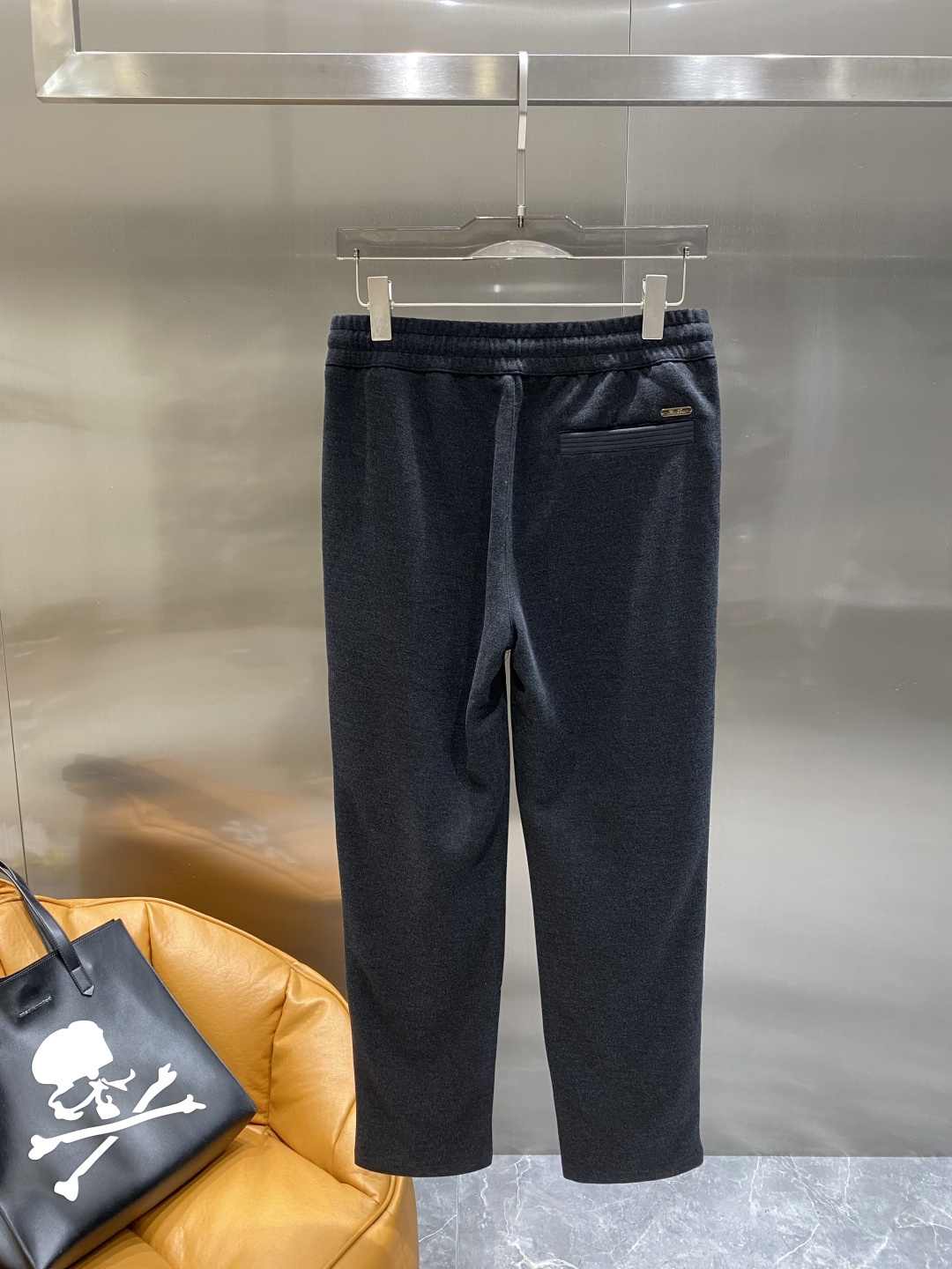 《𝙉𝙚𝙬🖤🤍lP🆕家》2025秋季卫裤，经典百搭 松紧腰小脚休闲运动裤！经典实穿的款式 前后标志织带点缀
