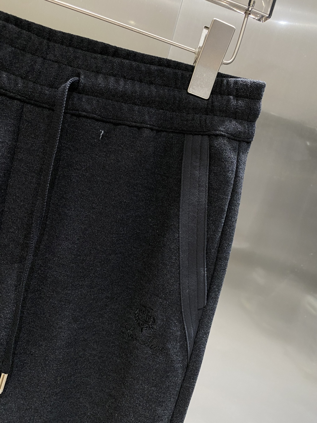 《𝙉𝙚𝙬🖤🤍lP🆕家》2025秋季卫裤，经典百搭 松紧腰小脚休闲运动裤！经典实穿的款式 前后标志织带点缀