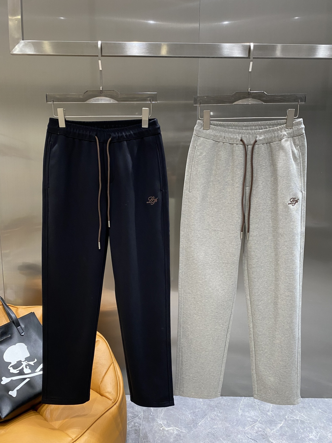 《𝙉𝙚𝙬🖤🤍lP🆕家》2025专柜新品大爆款高端休闲裤松紧裤！奢华品牌logo重工艺点缀 随意进出专柜，