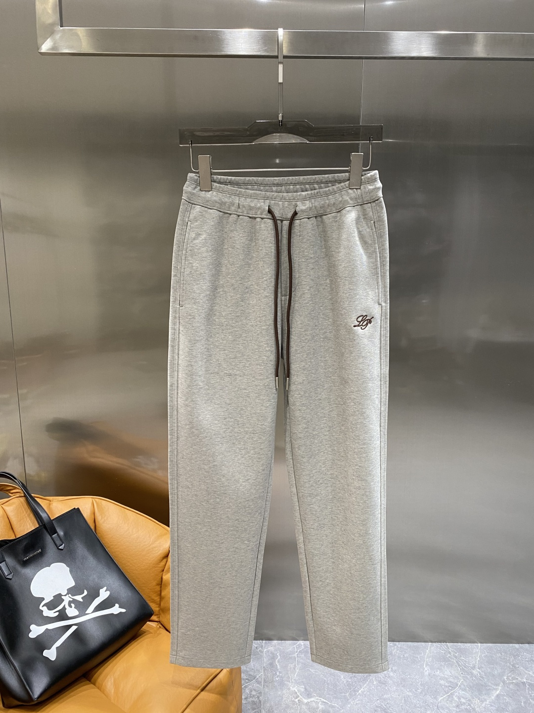 《𝙉𝙚𝙬🖤🤍lP🆕家》2025专柜新品大爆款高端休闲裤松紧裤！奢华品牌logo重工艺点缀 随意进出专柜，