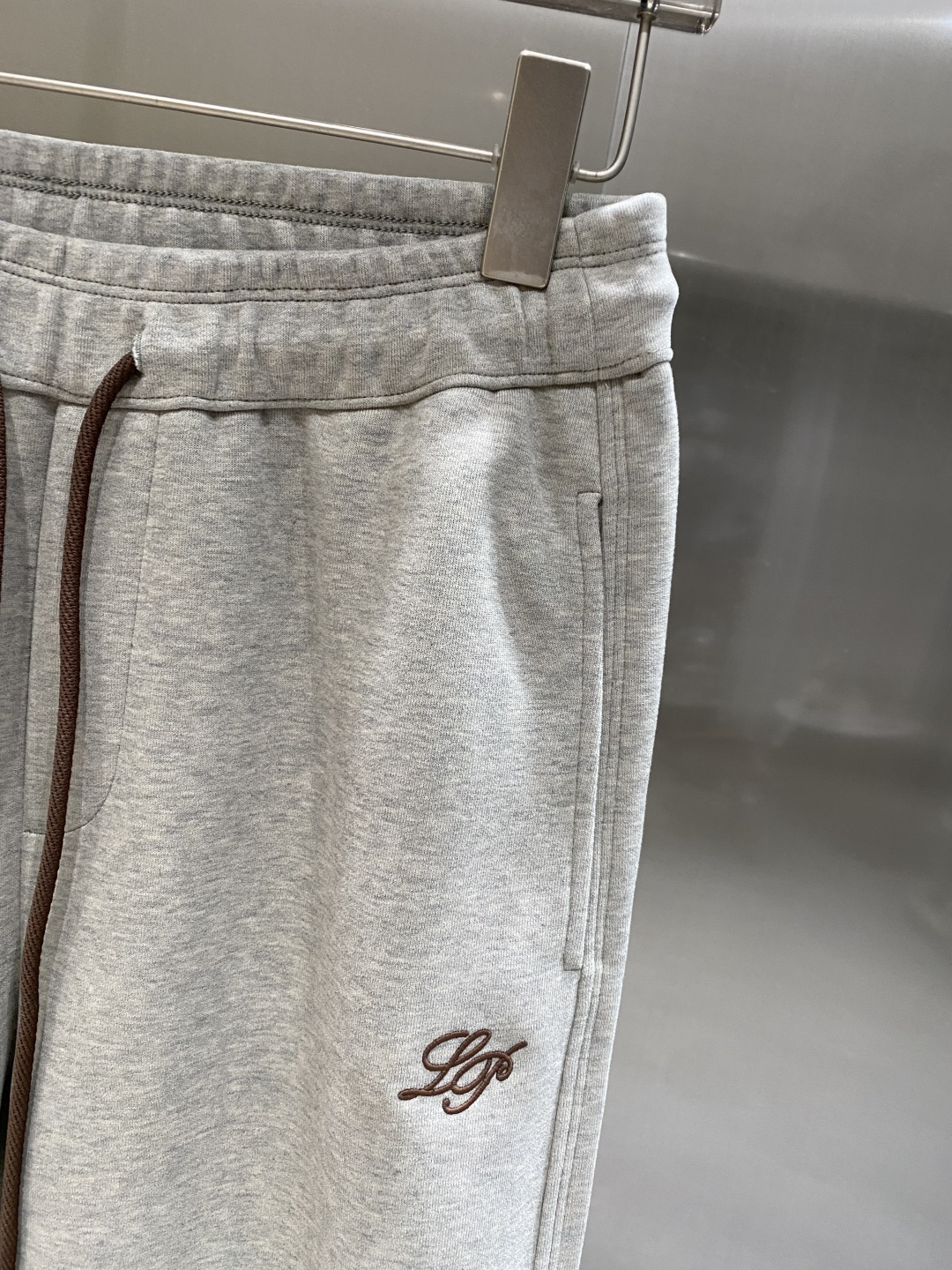 《𝙉𝙚𝙬🖤🤍lP🆕家》2025专柜新品大爆款高端休闲裤松紧裤！奢华品牌logo重工艺点缀 随意进出专柜，