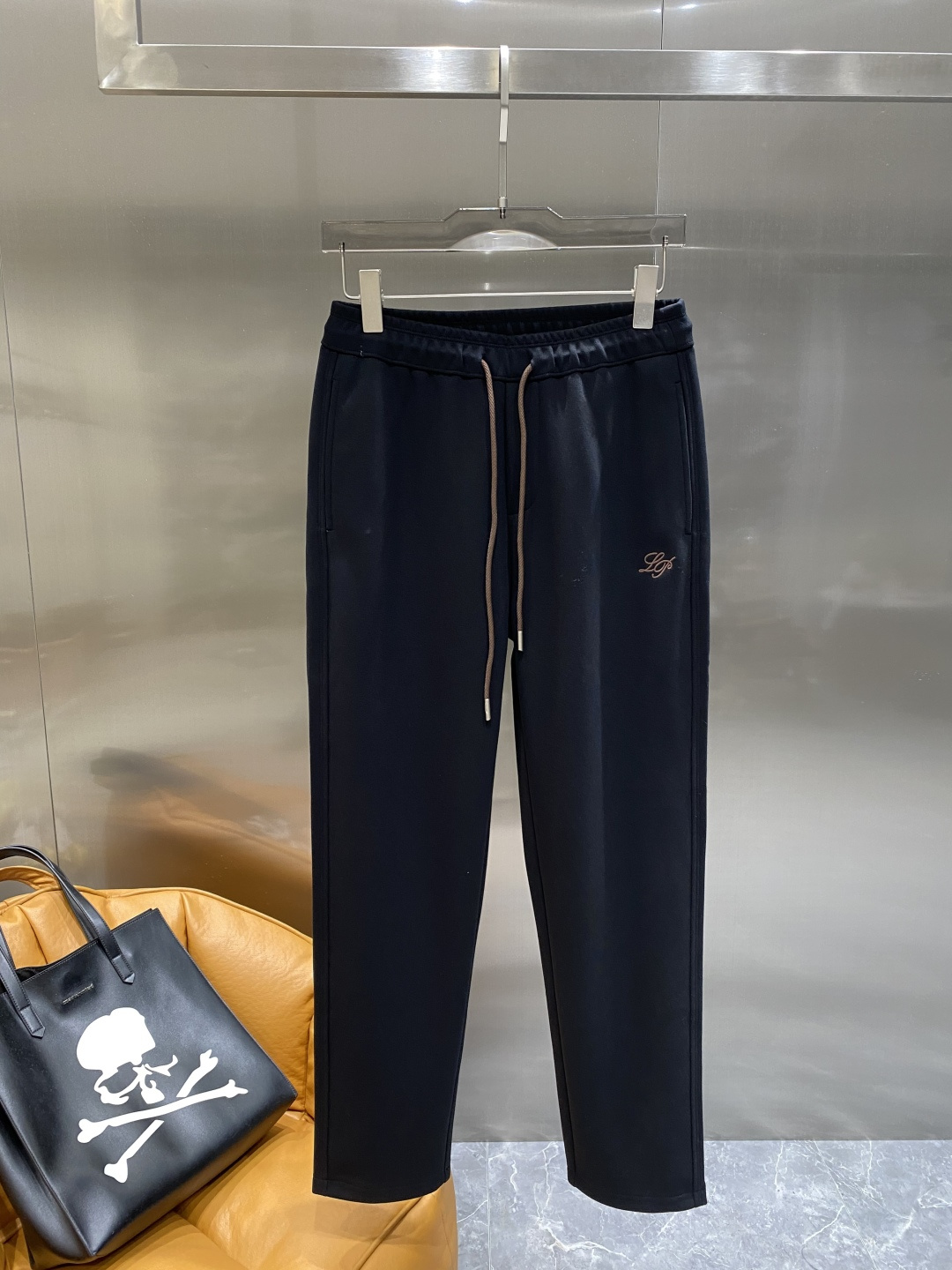 《𝙉𝙚𝙬🖤🤍lP🆕家》2025专柜新品大爆款高端休闲裤松紧裤！奢华品牌logo重工艺点缀 随意进出专柜，