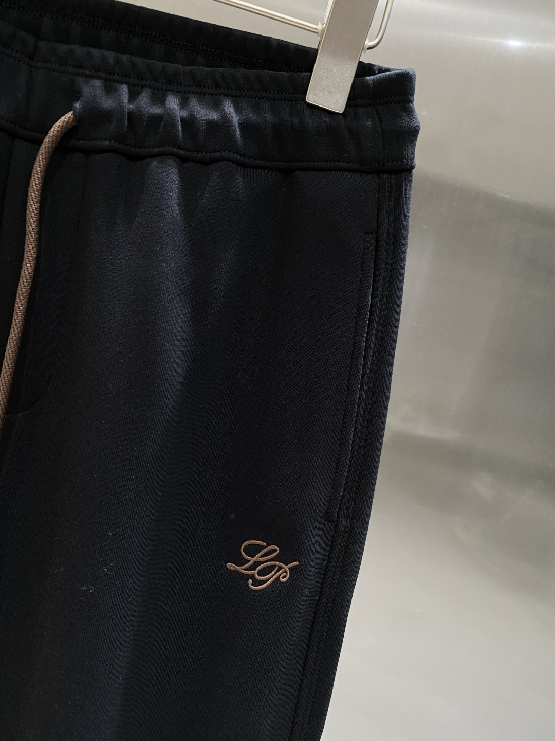 《𝙉𝙚𝙬🖤🤍lP🆕家》2025专柜新品大爆款高端休闲裤松紧裤！奢华品牌logo重工艺点缀 随意进出专柜，