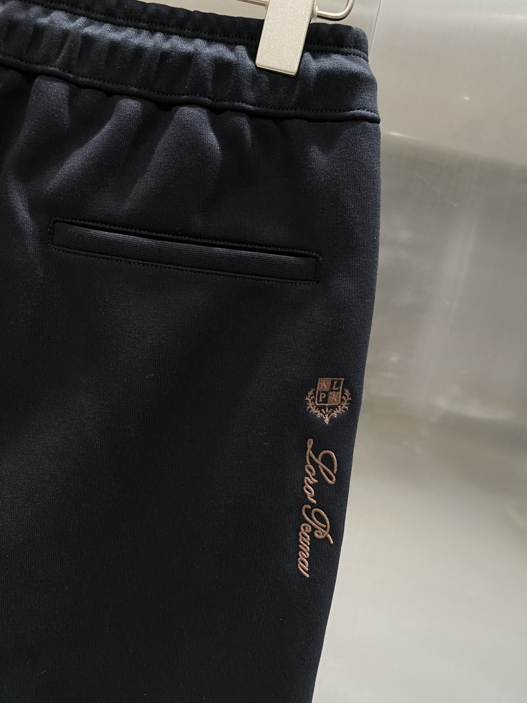 《𝙉𝙚𝙬🖤🤍lP🆕家》2025专柜新品大爆款高端休闲裤松紧裤！奢华品牌logo重工艺点缀 随意进出专柜，