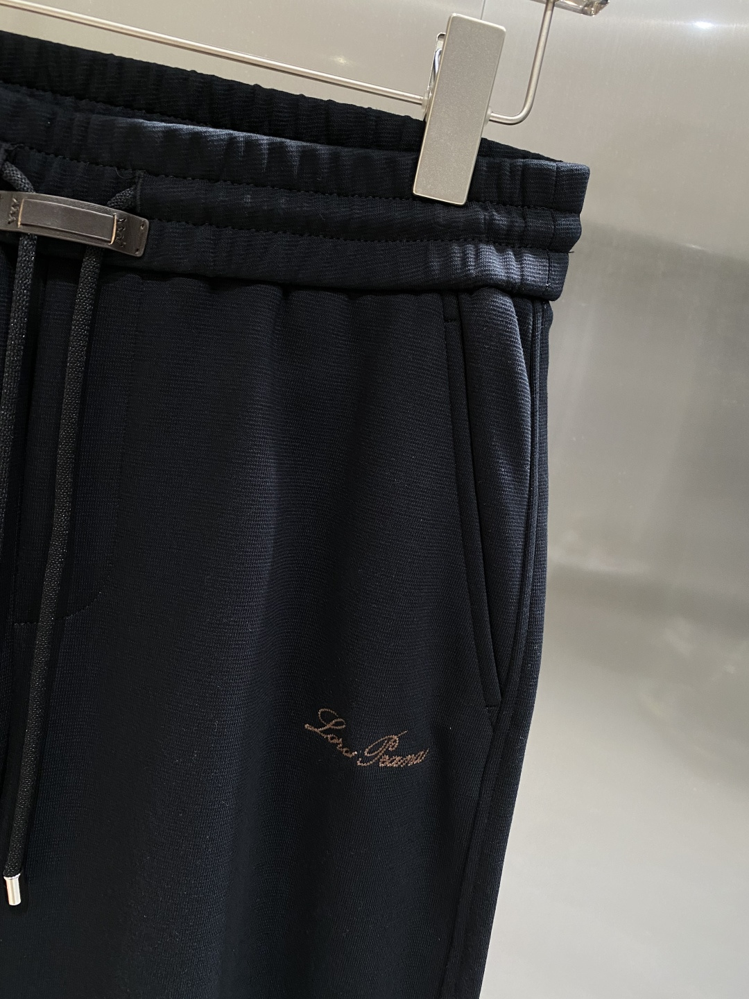 《𝙉𝙚𝙬🖤🤍lP🆕家》2025专柜新品大爆款高端休闲裤松紧裤！奢华品牌logo重工艺点缀 随意进出专柜，