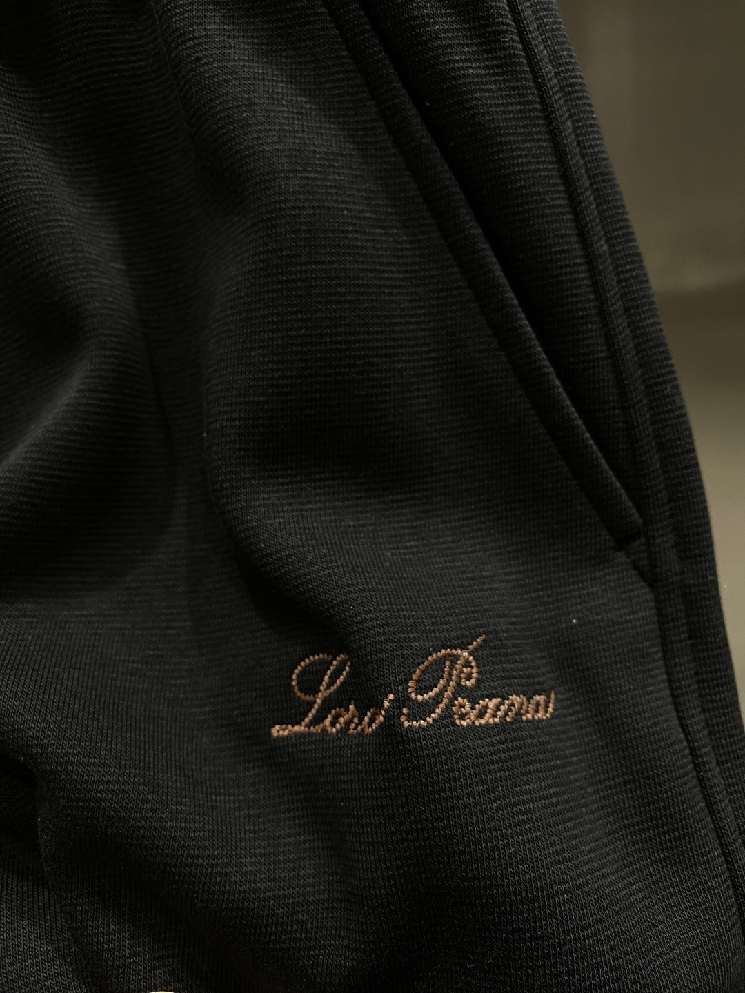 《𝙉𝙚𝙬🖤🤍lP🆕家》2025专柜新品大爆款高端休闲裤松紧裤！奢华品牌logo重工艺点缀 随意进出专柜，