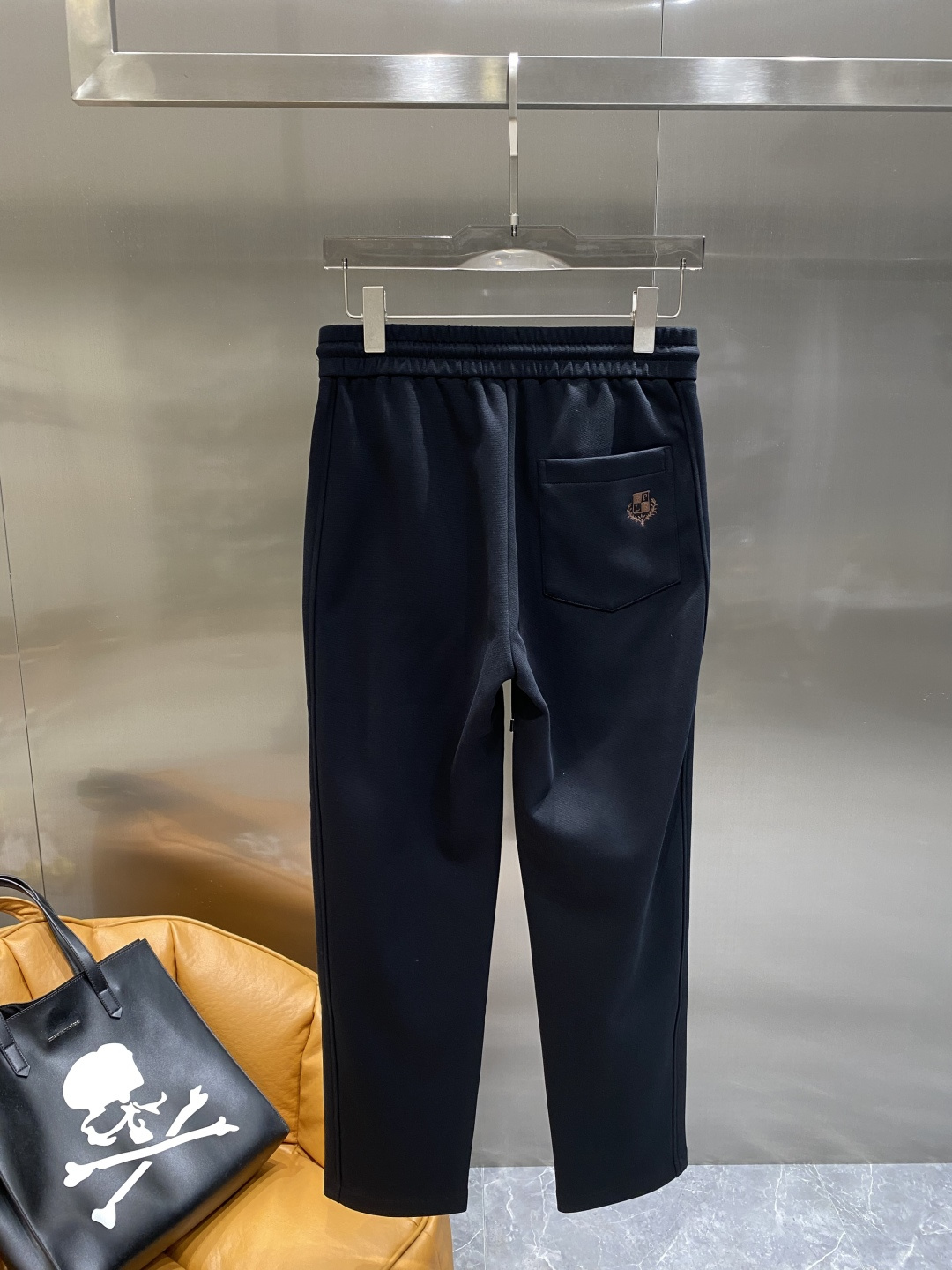 《𝙉𝙚𝙬🖤🤍lP🆕家》2025专柜新品大爆款高端休闲裤松紧裤！奢华品牌logo重工艺点缀 随意进出专柜，
