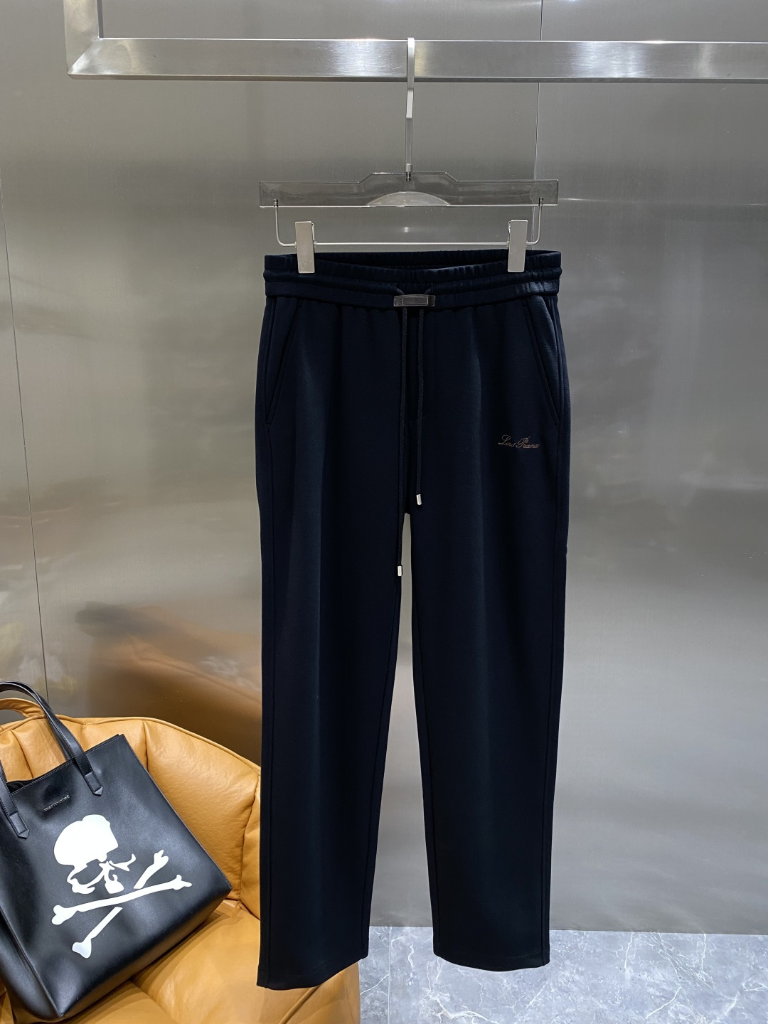 《𝙉𝙚𝙬🖤🤍lP🆕家》2025专柜新品大爆款高端休闲裤松紧裤！奢华品牌logo重工艺点缀 随意进出专柜，