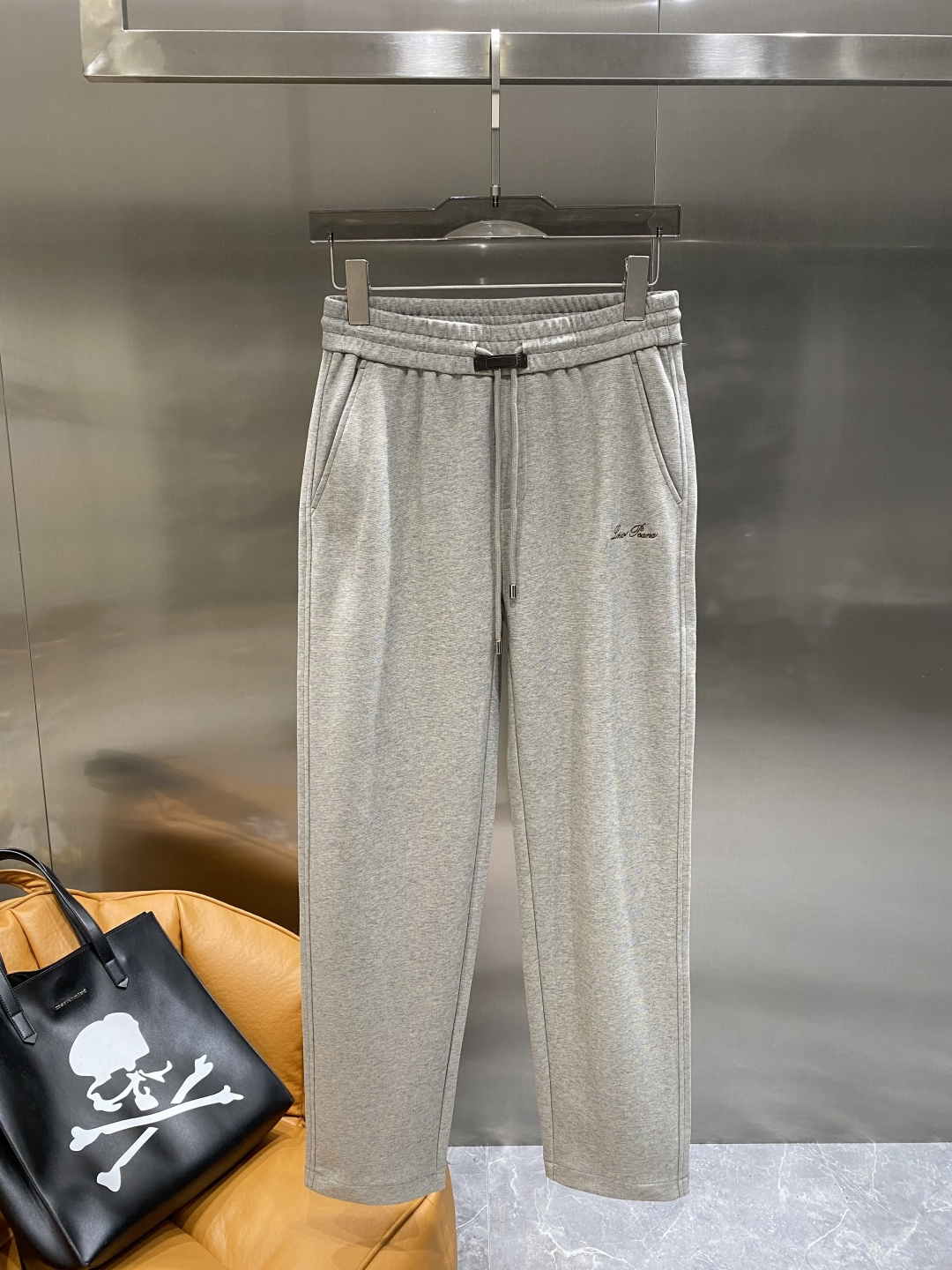 《𝙉𝙚𝙬🖤🤍lP🆕家》2025专柜新品大爆款高端休闲裤松紧裤！奢华品牌logo重工艺点缀 随意进出专柜，
