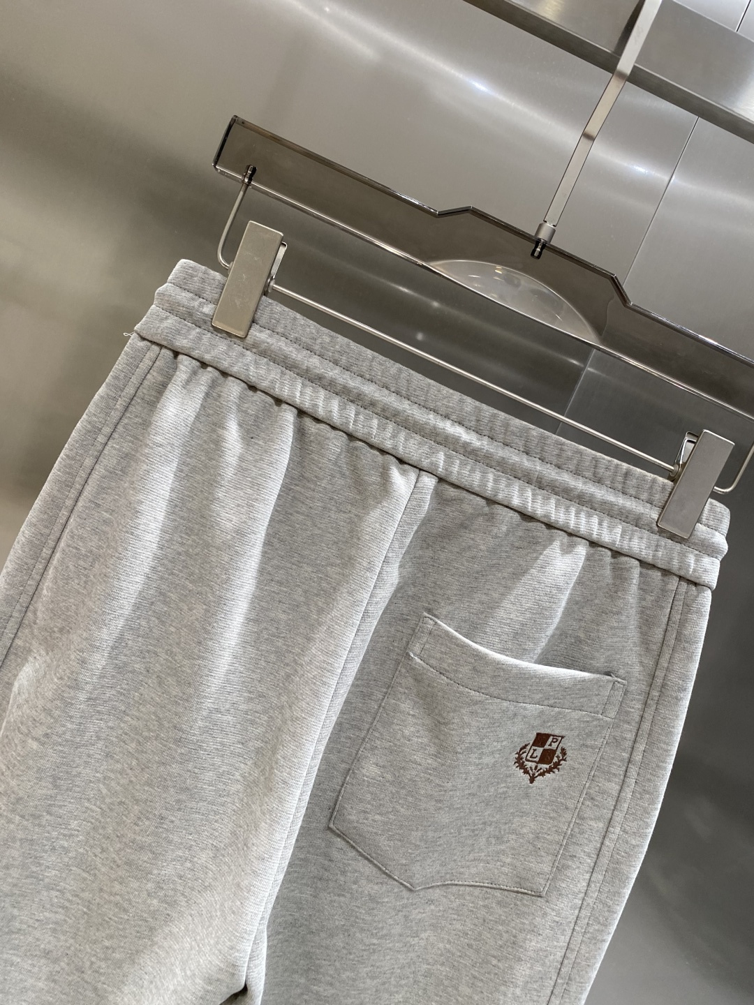 《𝙉𝙚𝙬🖤🤍lP🆕家》2025专柜新品大爆款高端休闲裤松紧裤！奢华品牌logo重工艺点缀 随意进出专柜，