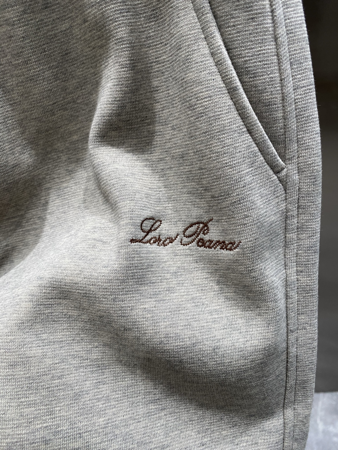 《𝙉𝙚𝙬🖤🤍lP🆕家》2025专柜新品大爆款高端休闲裤松紧裤！奢华品牌logo重工艺点缀 随意进出专柜，