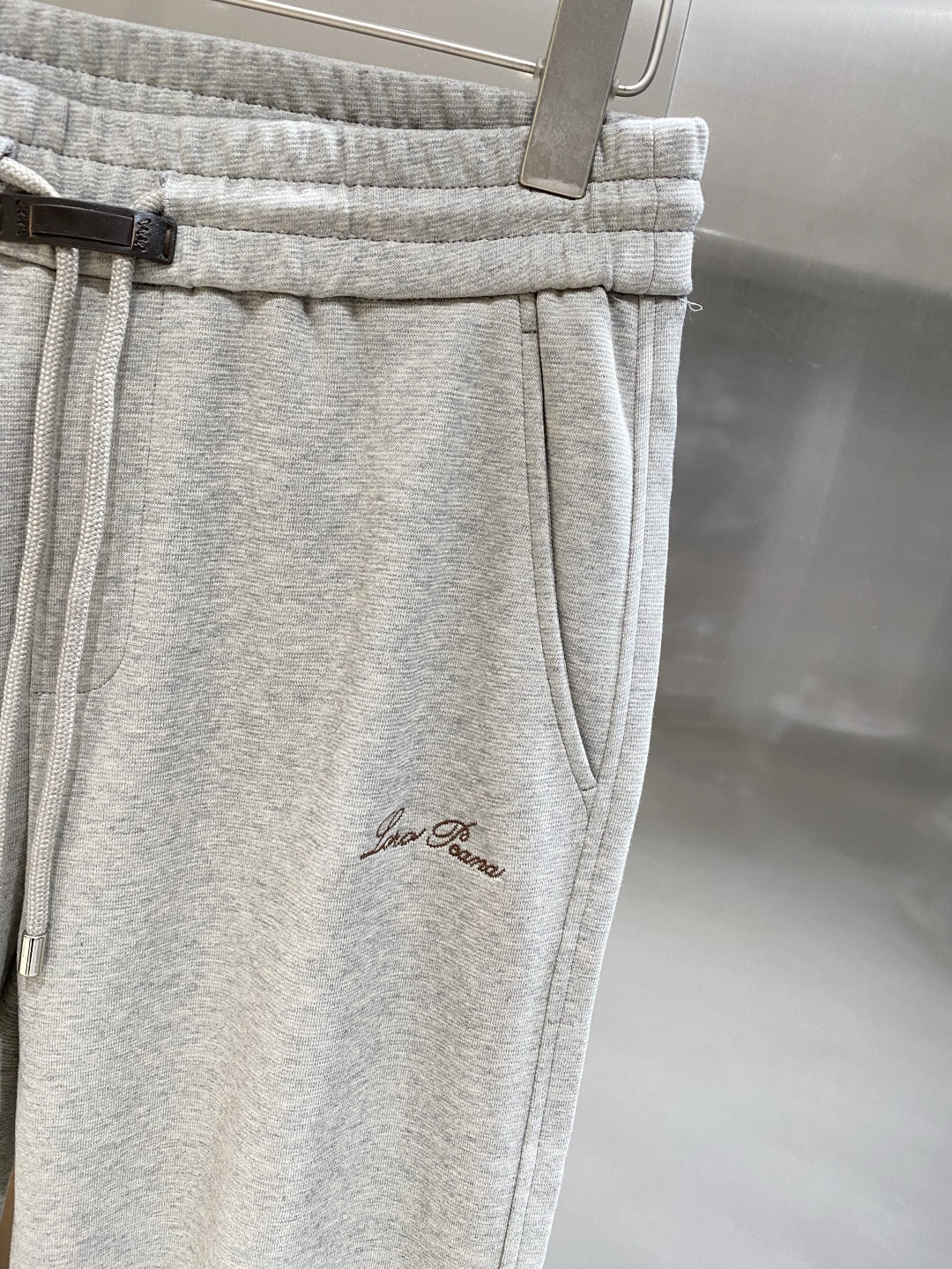 《𝙉𝙚𝙬🖤🤍lP🆕家》2025专柜新品大爆款高端休闲裤松紧裤！奢华品牌logo重工艺点缀 随意进出专柜，