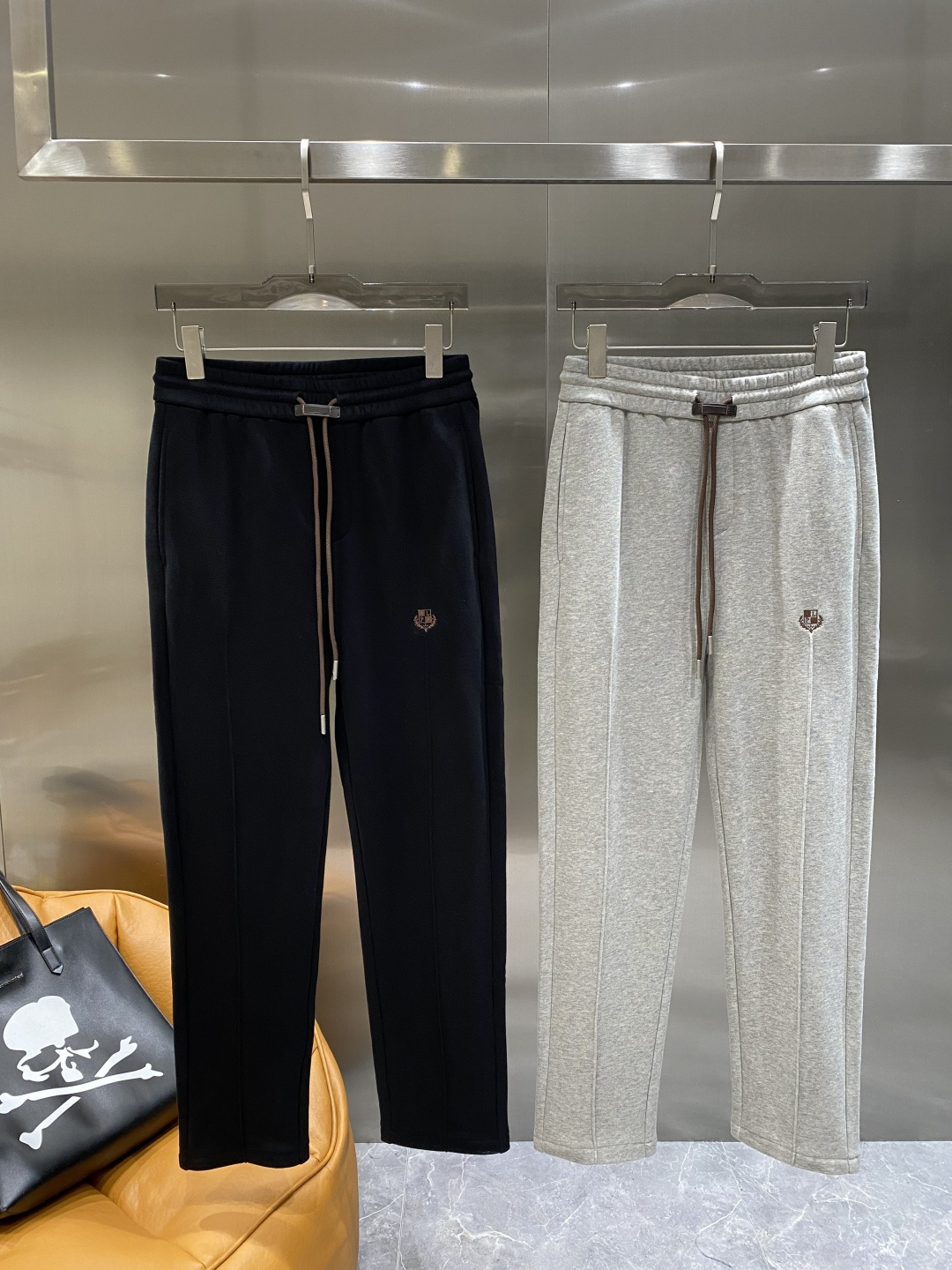 《𝙉𝙚𝙬🖤🤍lP🆕家》2025专柜新品大爆款高端休闲裤松紧裤！奢华品牌logo重工艺点缀 随意进出专柜，