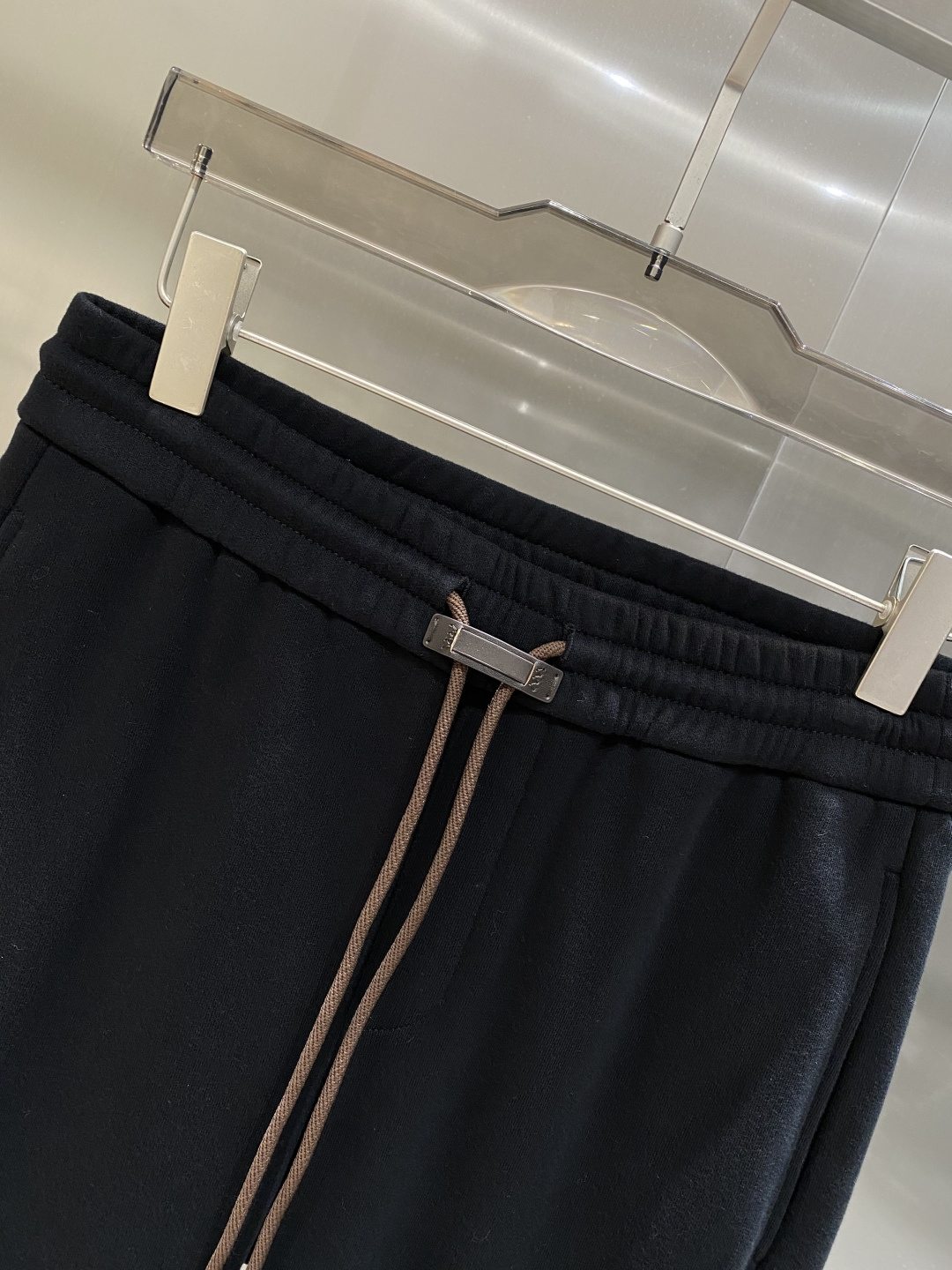 《𝙉𝙚𝙬🖤🤍lP🆕家》2025专柜新品大爆款高端休闲裤松紧裤！奢华品牌logo重工艺点缀 随意进出专柜，