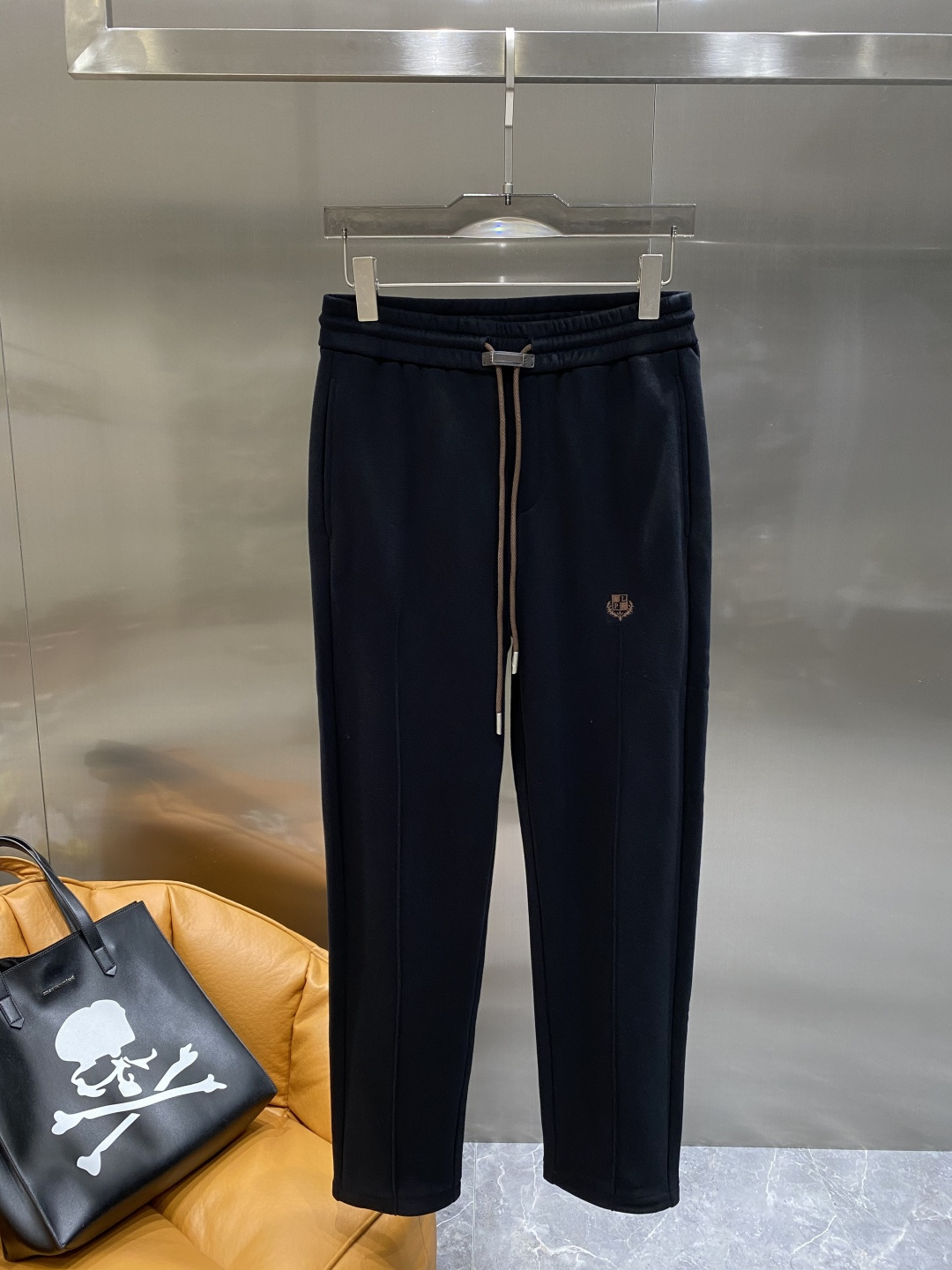 《𝙉𝙚𝙬🖤🤍lP🆕家》2025专柜新品大爆款高端休闲裤松紧裤！奢华品牌logo重工艺点缀 随意进出专柜，